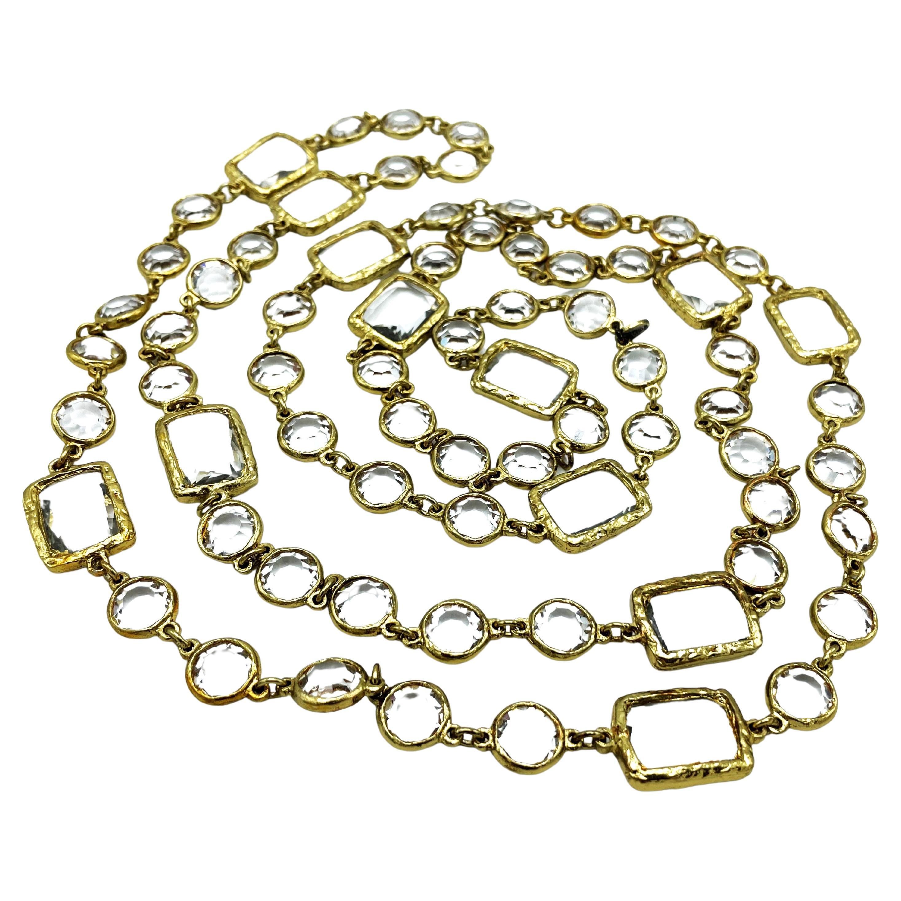 Moderno Collana CHANEL con 12 Chanel trasparenti, firmata 1981, placca d'oro in vendita