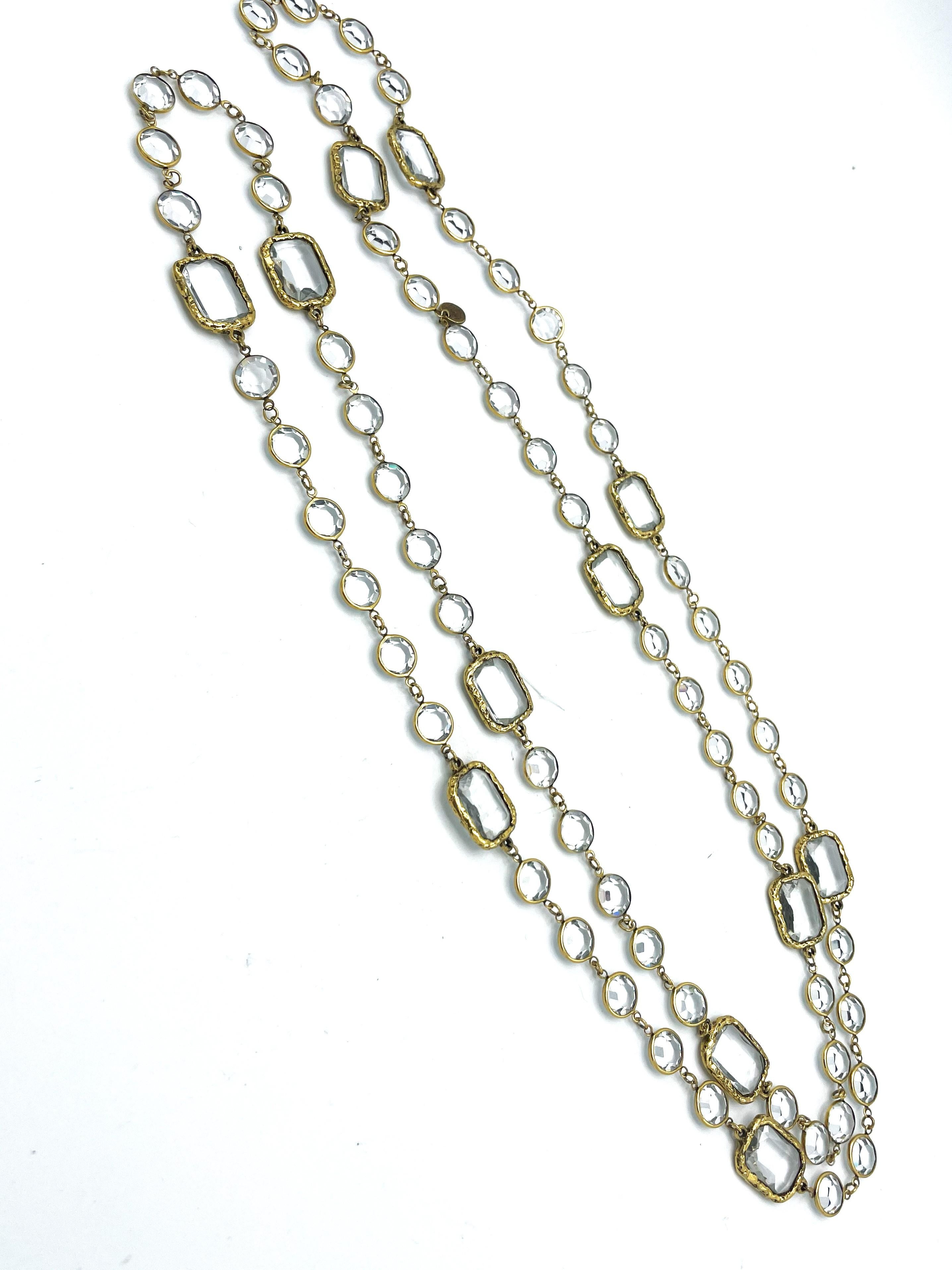 Taglio misto Collana CHANEL con 12 Chanel trasparenti, firmata 1981, placca d'oro in vendita