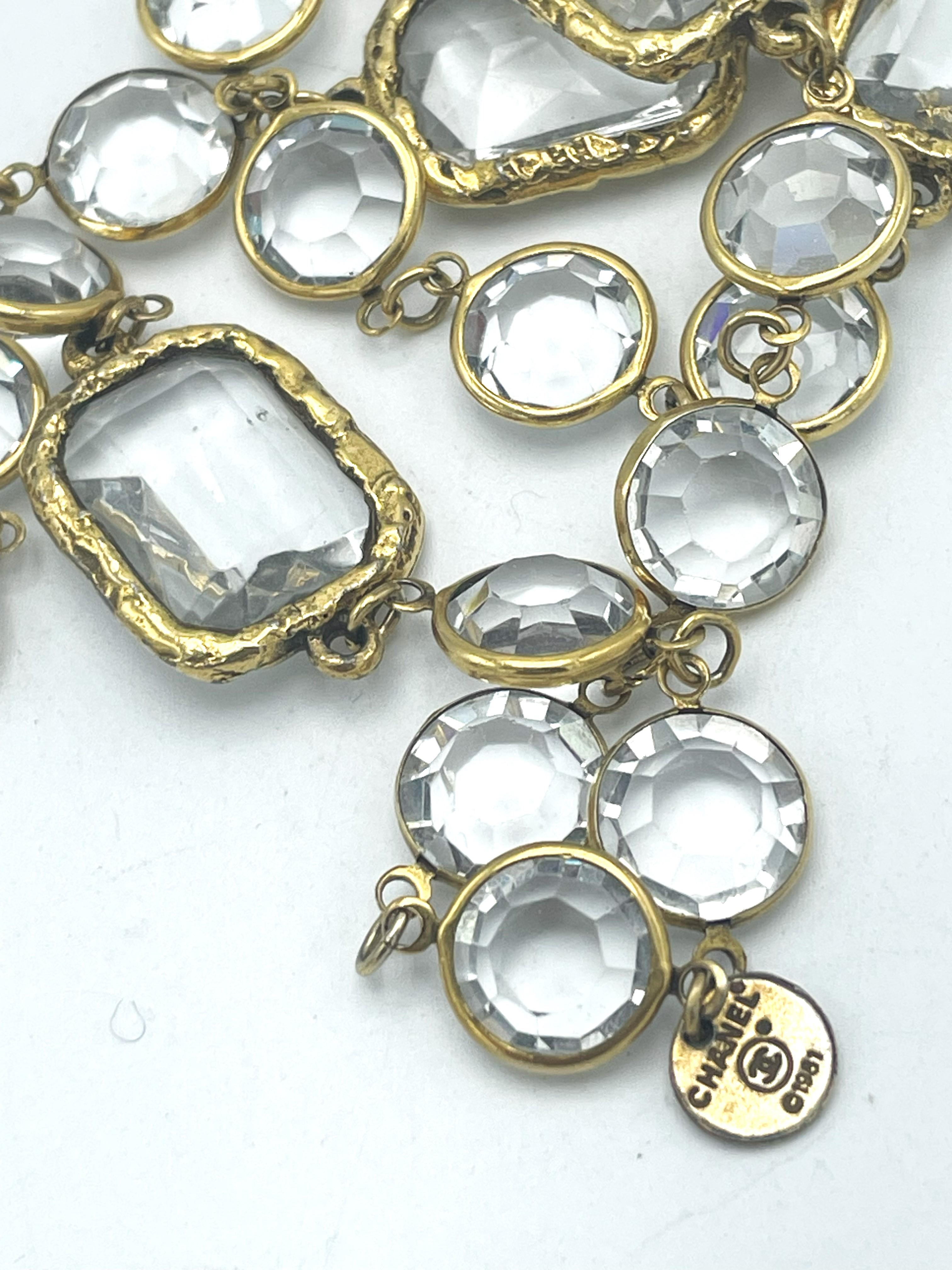 Donna Collana CHANEL con 12 Chanel trasparenti, firmata 1981, placca d'oro in vendita