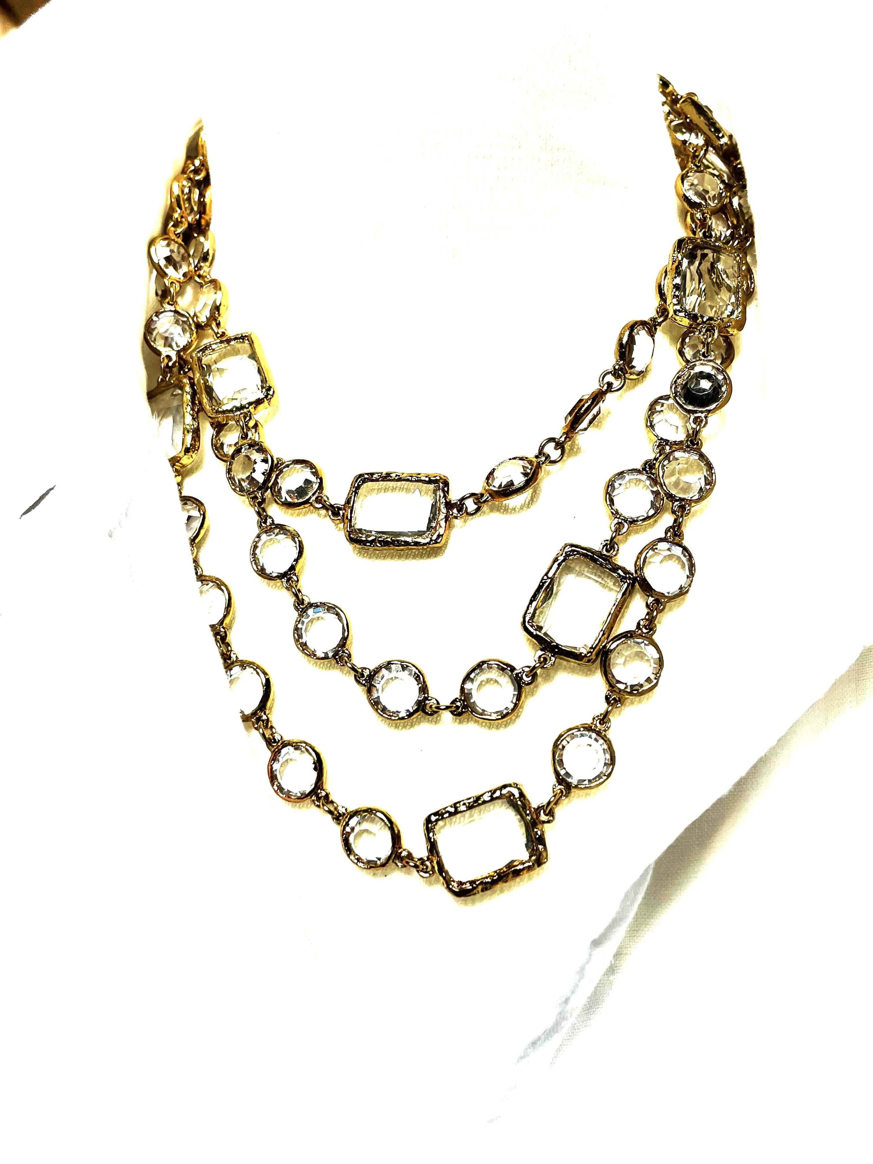 Collana CHANEL con 12 Chanel trasparenti, firmata 1981, placca d'oro in vendita 3