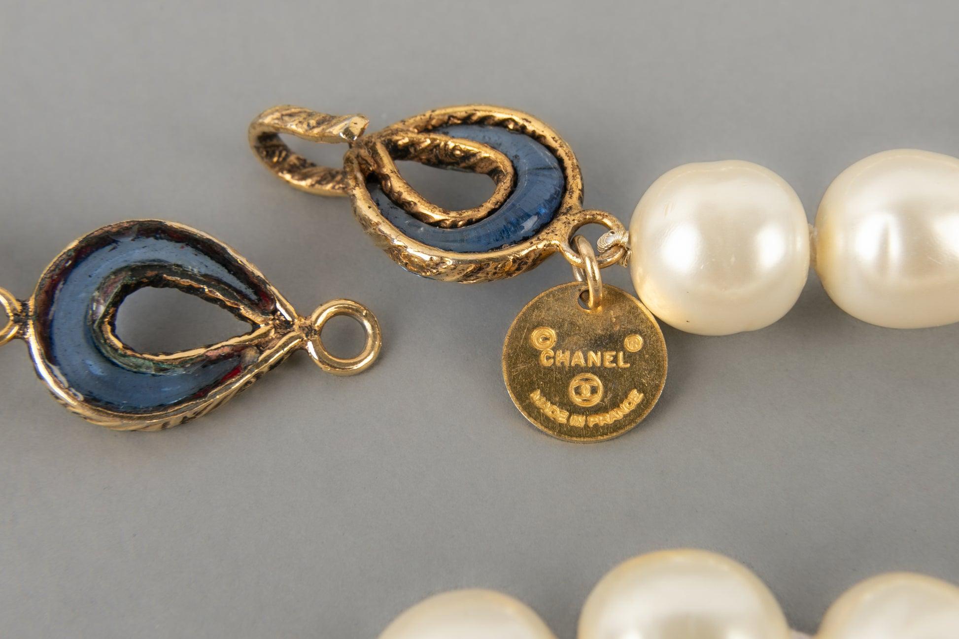 Collier / sautoir Chanel avec perles et verre bleu en vente 6