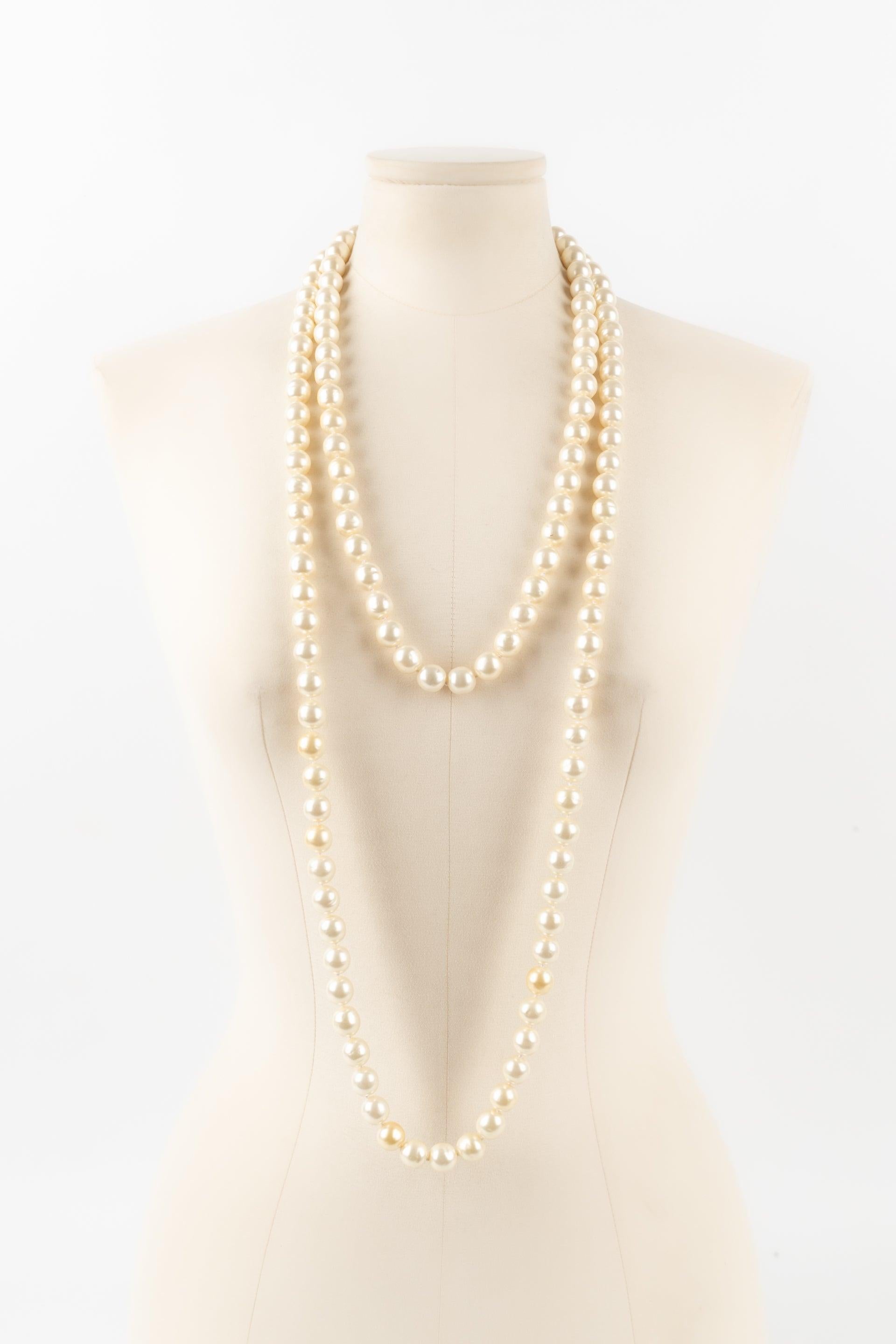 Chanel - (Made in France) Golden metal sautoir with costume pearls and blue glass paste.

Additional information:
Condition: Very good condition
Dimensions: Length: 180 cm

Seller Reference: CB222