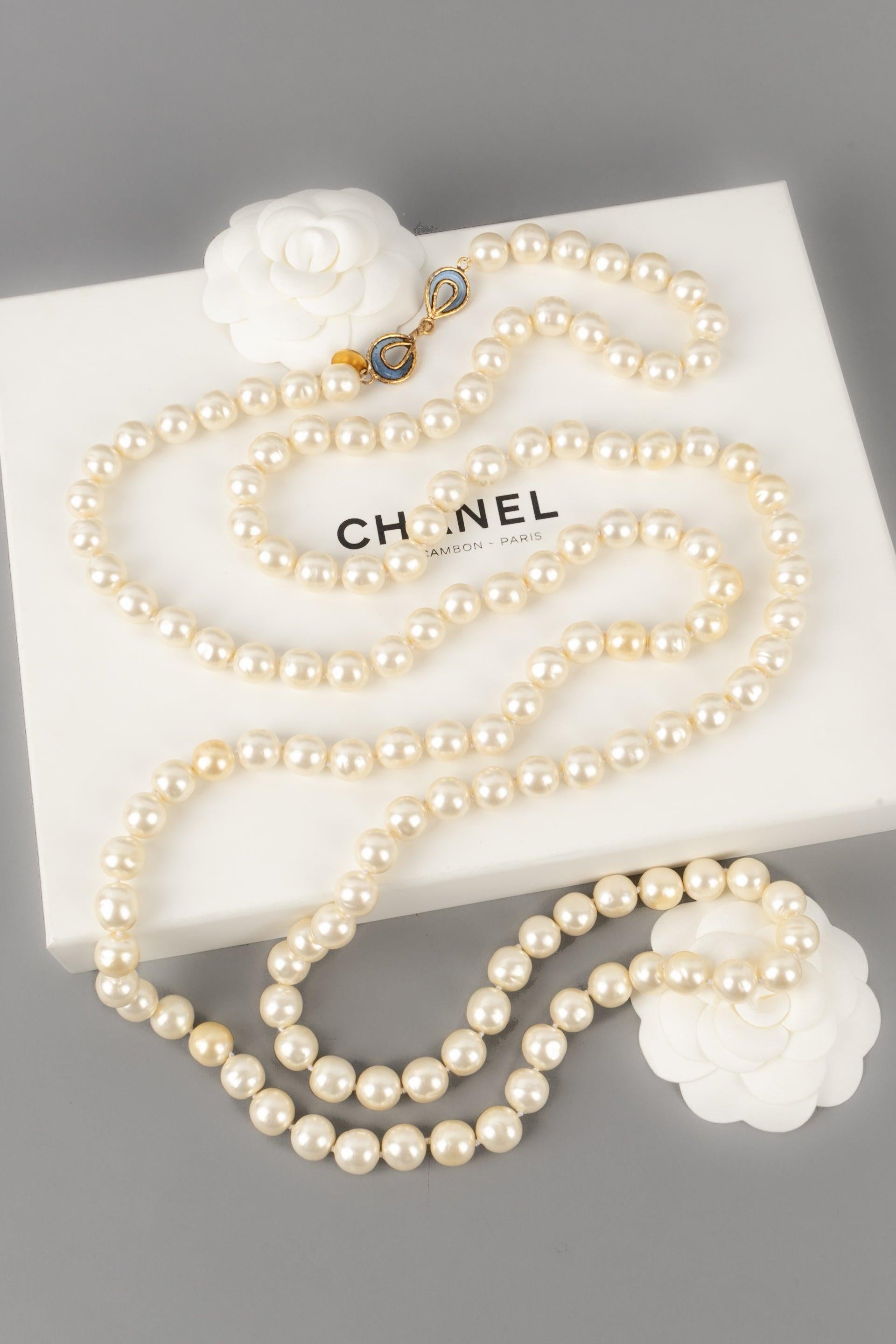 Collier / sautoir Chanel avec perles et verre bleu en vente 3