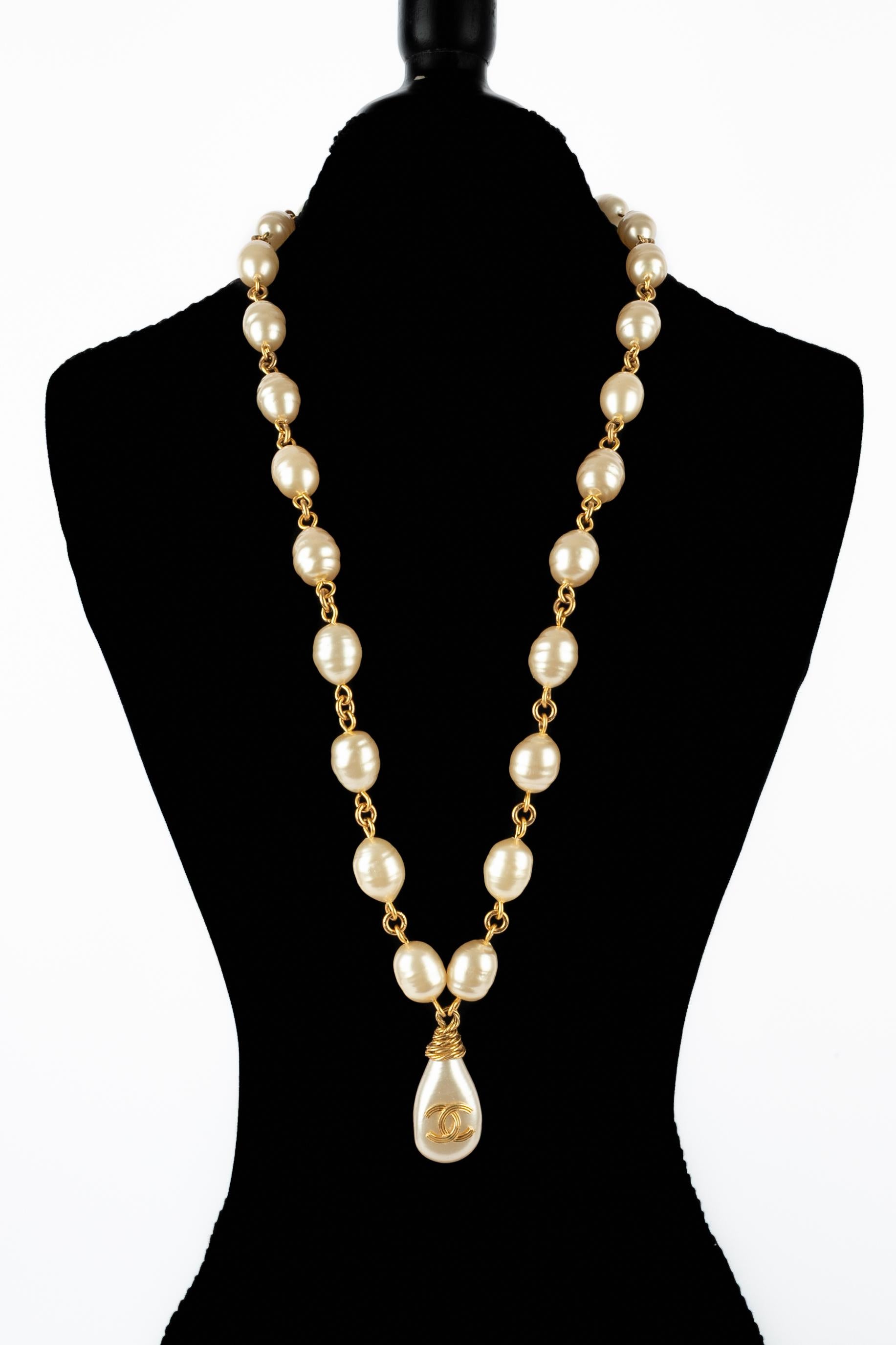 CHANEL - (Made in France) Long golden metal necklace with costume pearls and a drop-shape pendant. 1994 Spring-Summer Collection under the artistic direction of Karl Lagerfeld.

Condition:
Very good condition

Dimensions:
Length: 90 cm

SKU:CB196