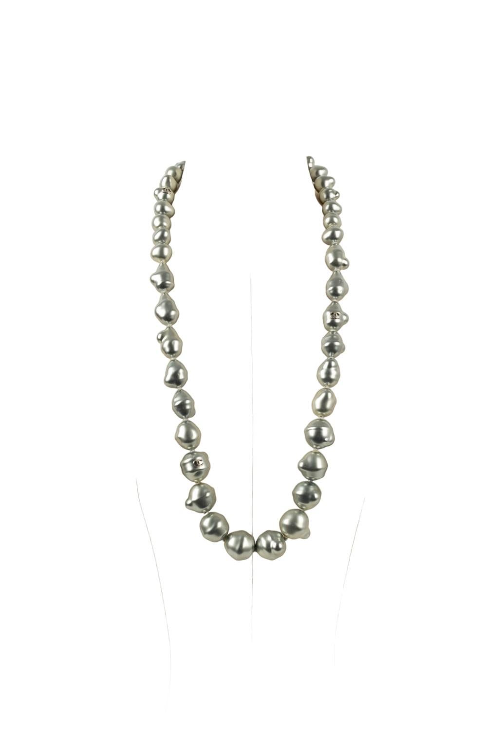 Chanel - (Made in France) Necklace with grey pearly baroque beads. Spring-Summer 1998 collection.

Additional information:
Condition: Very good condition
Dimensions: Length : 80 cm
Period: 20th Century

Seller Reference: CB67
