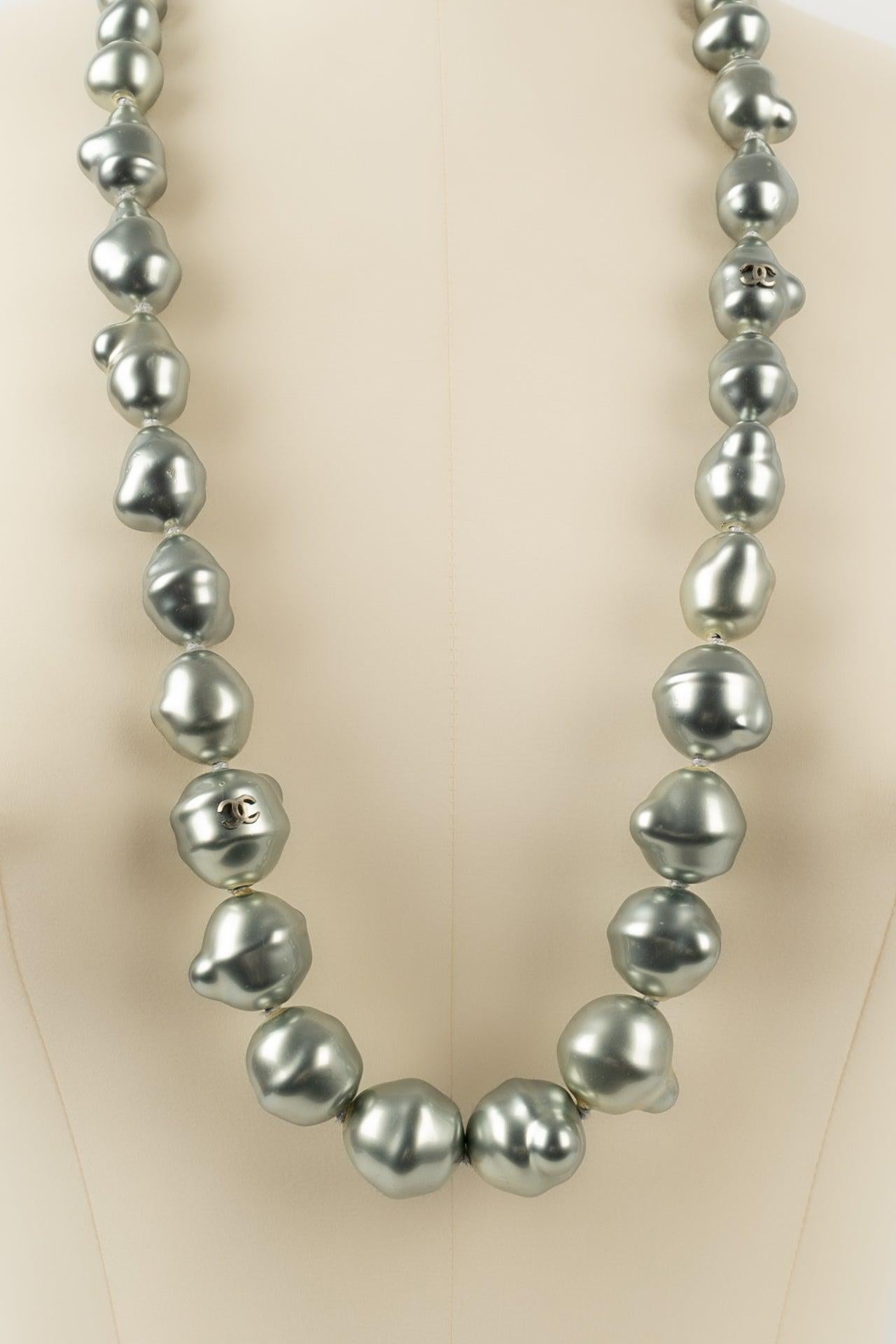 Chanel Necklace Spring Grey Pearly Baroque Beads, 1998 In Excellent Condition For Sale In SAINT-OUEN-SUR-SEINE, FR