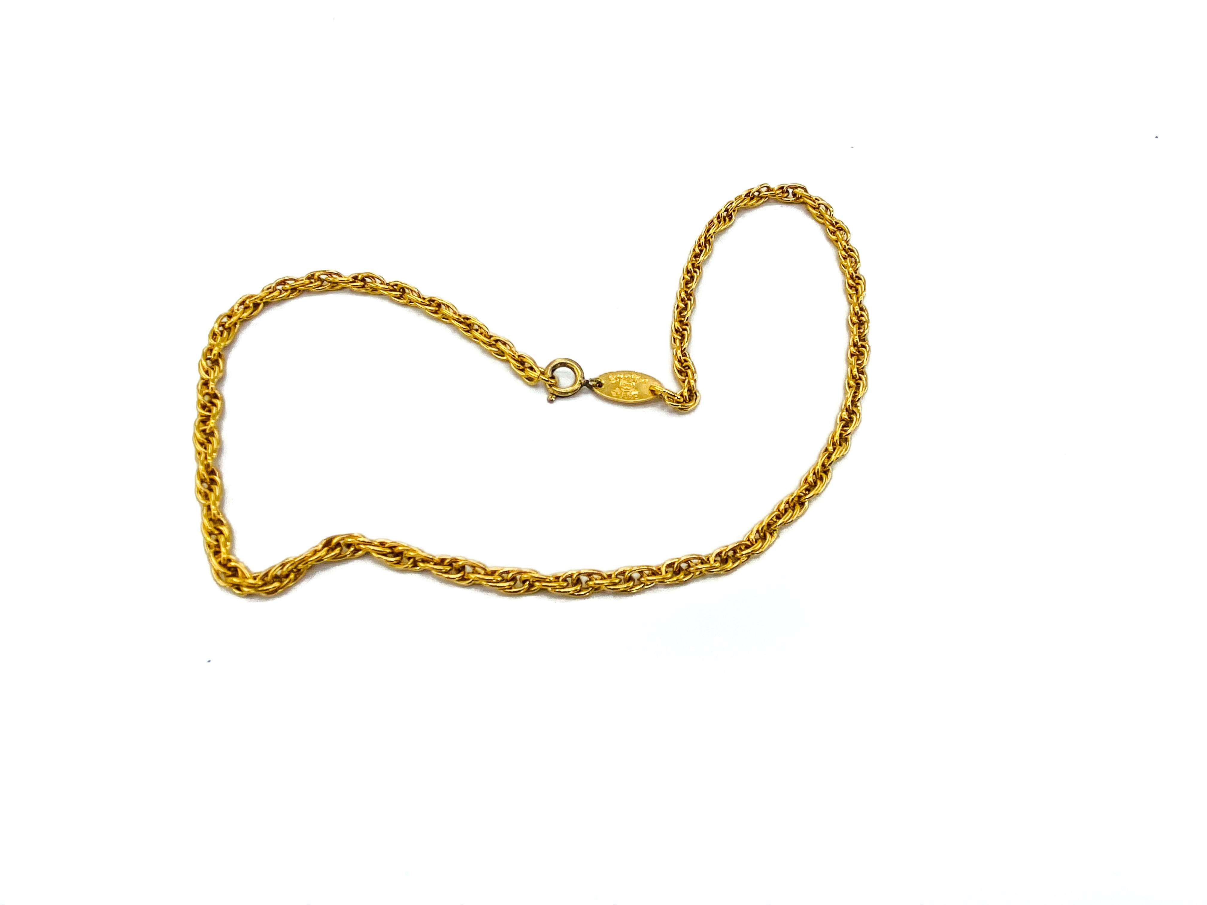 Chanel Necklace Vintage 1980s Chain Choker

The ultimate go-anywhere goes with everything gold plated chain from the most desirable fashion house in the world.

Detail
-Made in 1983
-Cast from gold plated metal
-Rope chain style
-Spring ring