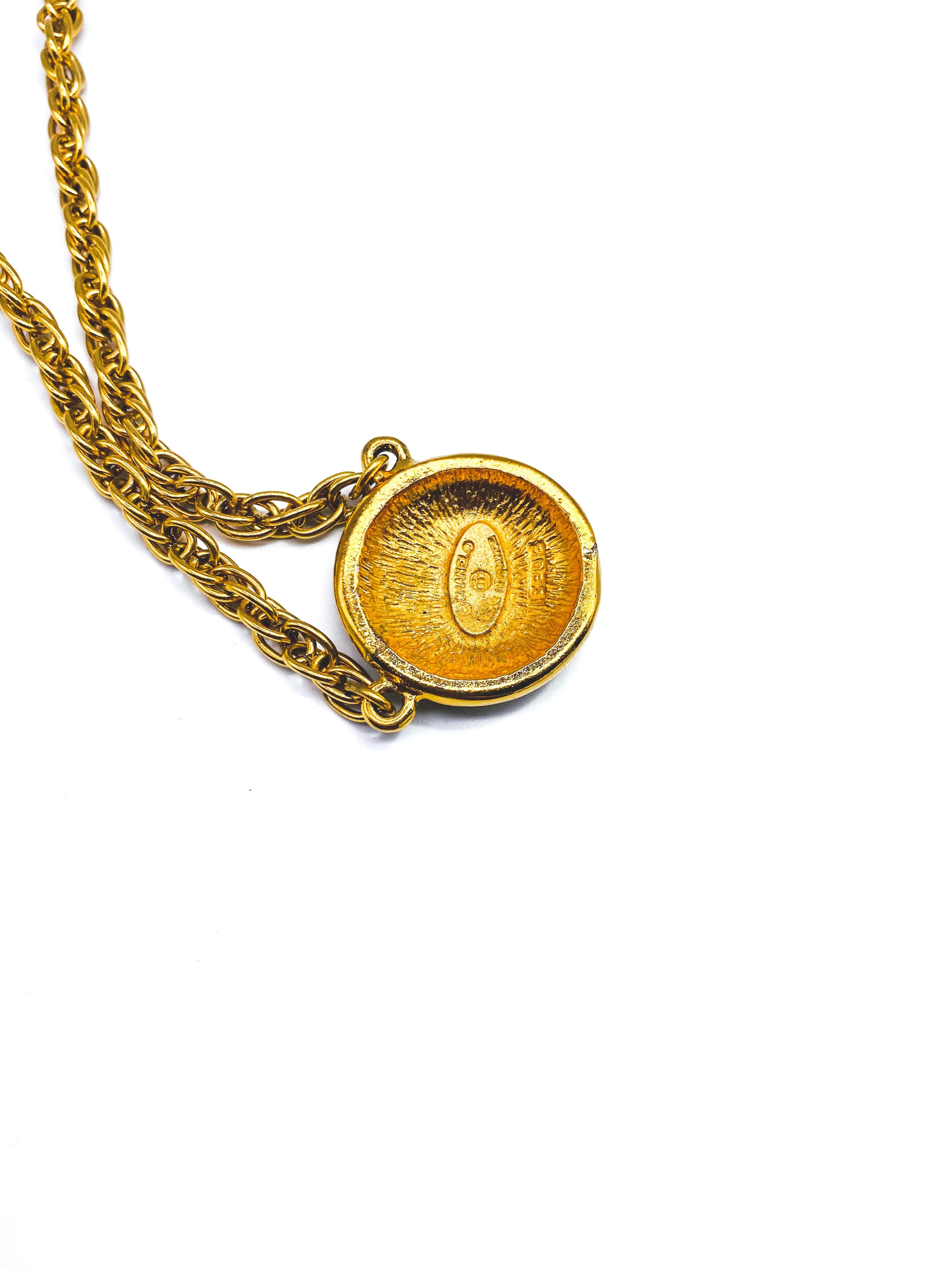  CHANEL Necklace Vintage 1980s

An iconic statement piece from the chanel 80s archive 

Detail
-Made in France in the early 80s
-Crafted from high quality gold plated metal
-Choker length rope chain with spring ring clasp
-Circular pendant featuring