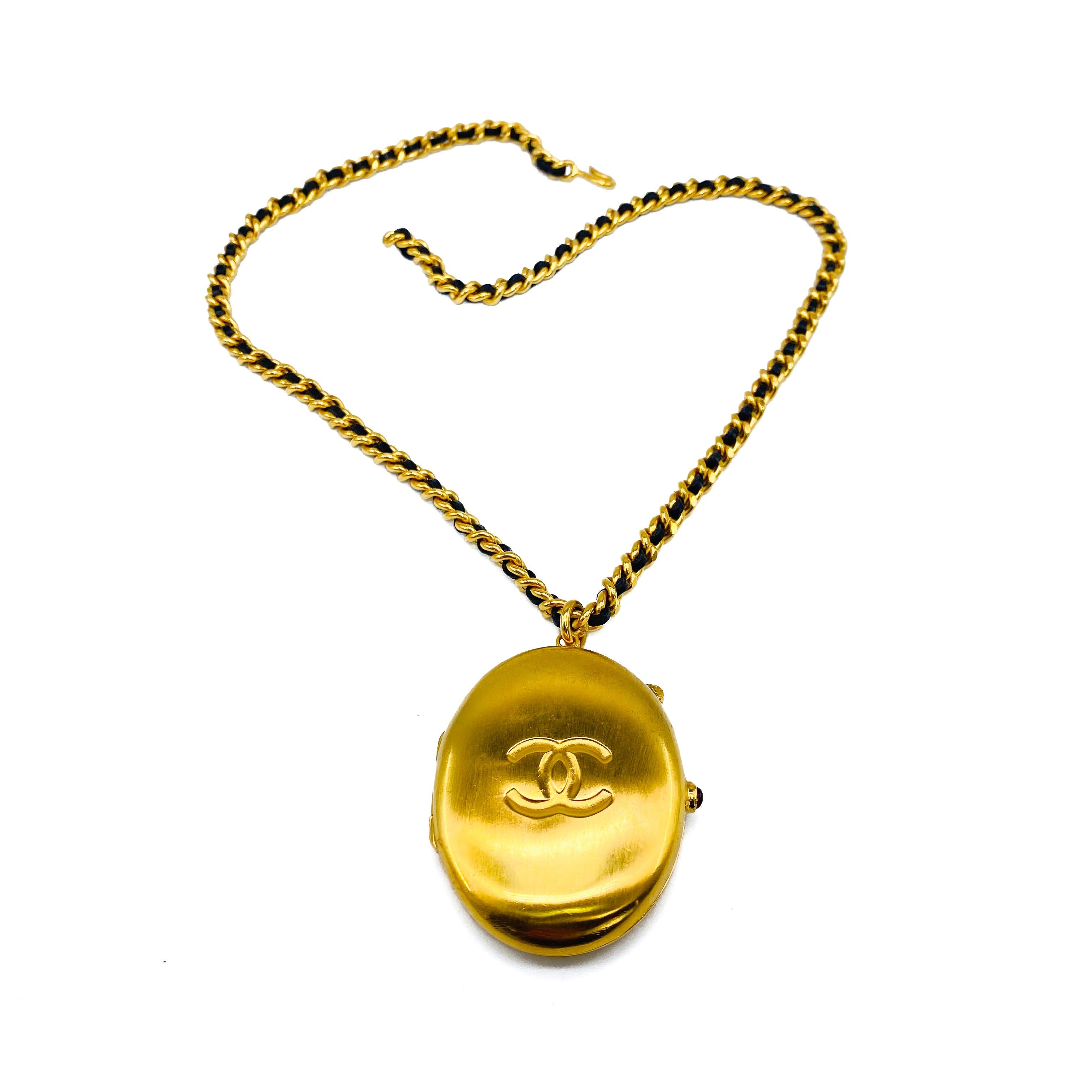 Chanel Vintage 1990s Locket Necklace

An amazing and rare piece from the Chanel 90s archive

Detail
-Made in France for the 1995 Autumn Winter collection
-Locket pendant engraved with the all important CC logo at the front and back
-Chunky chain and