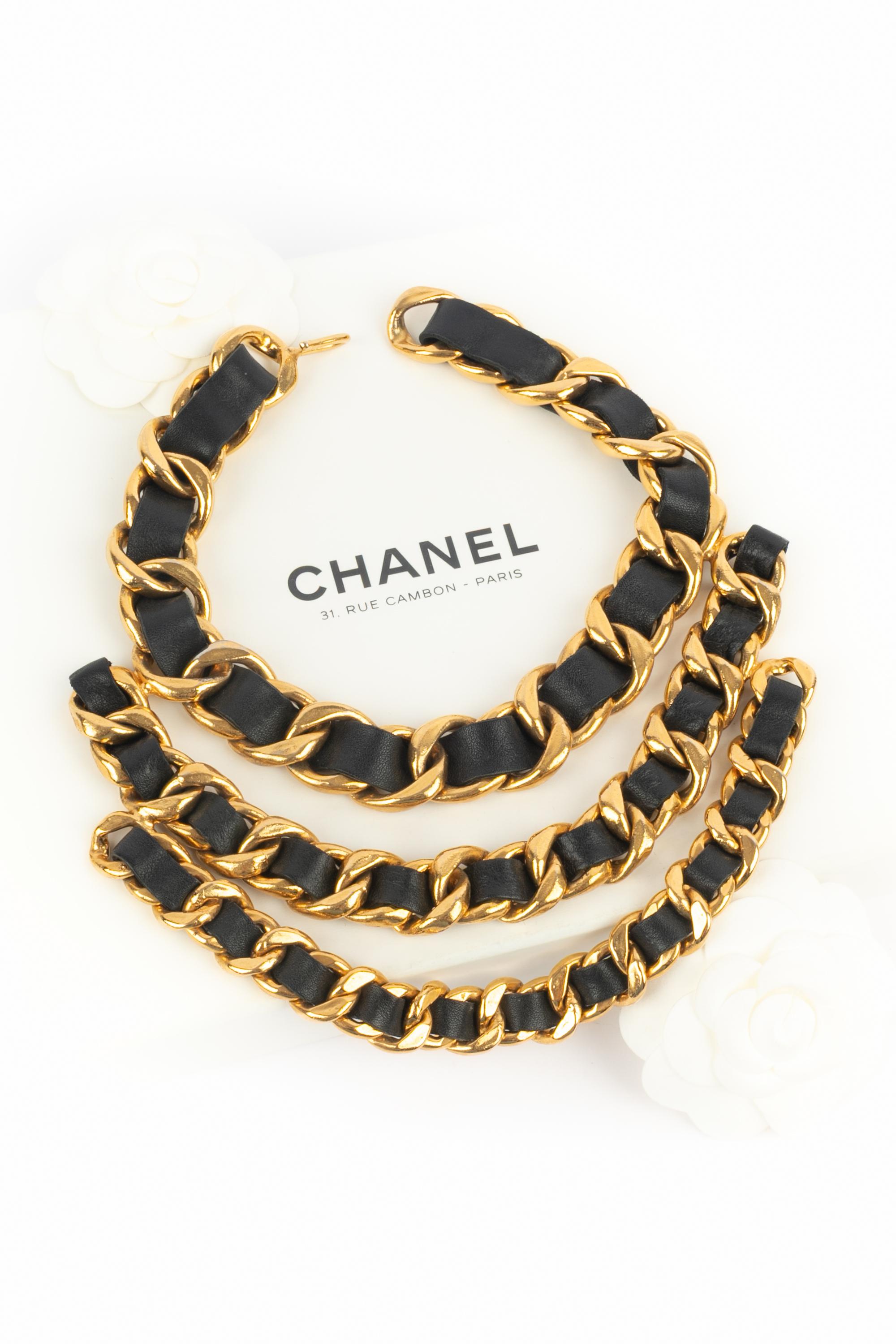 CHANEL - (Made in France) Multi-row golden metal chain necklace interlaced with black leather. 1991 Fall-Winter Collection under the artistic direction of Karl Lagerfeld.

Condition:
Very good condition

Dimensions:
Length: 40 cm

SKU:CB4