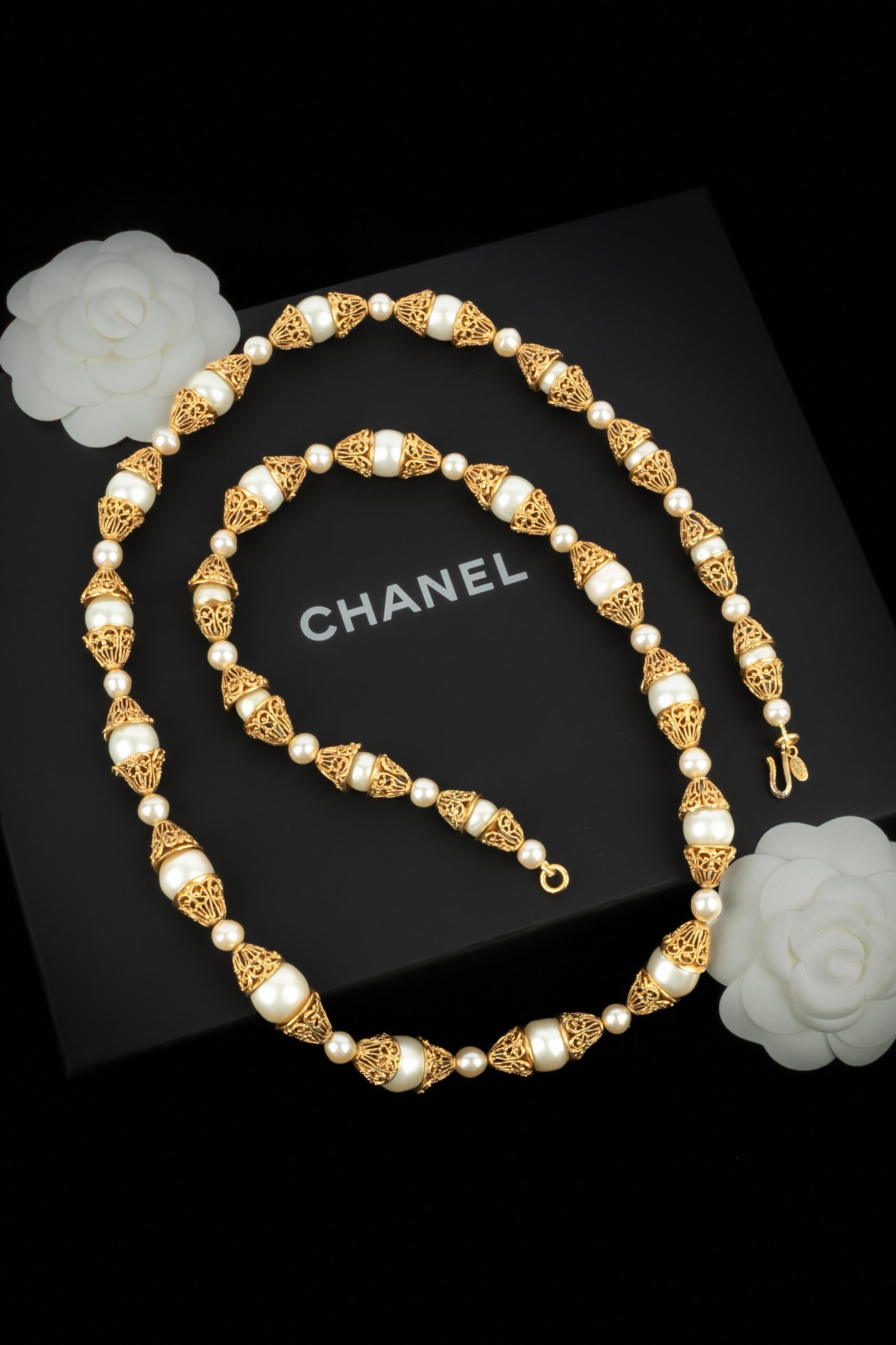 Chanel - (Made in France) Collana traforata in metallo dorato con perle di costume. Collezione Autunno-Inverno 1994 sotto la direzione artistica di Karl Lagerfeld.

Condizioni:
Ottime condizioni

Dimensioni:
Lunghezza: 97 cm

SKU:CB37