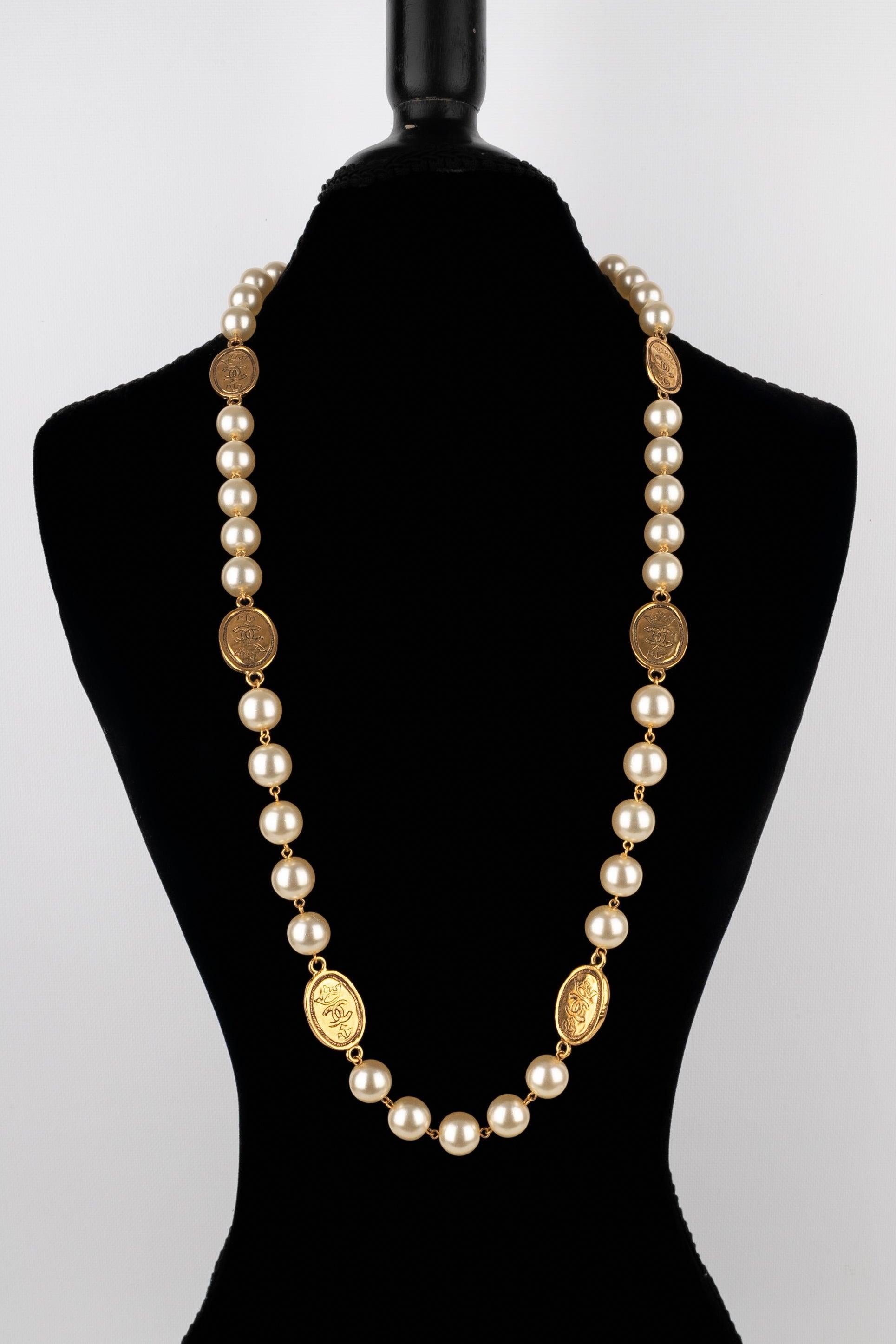 Chanel - (Made in France) Golden metal necklace with costume pearls and engraved golden metal pastilles. 2006 Collection.

Additional information:
Condition: Very good condition
Dimensions: Length: 100 cm
Period: 20th Century

Seller Reference: CB50