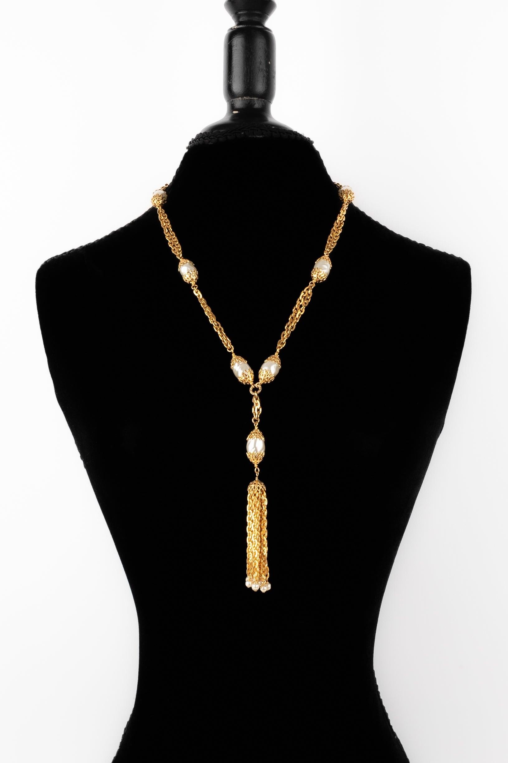 Chanel - (Made in France) Golden metal necklace with costume pearls. 1997 Fall-Winter Collection under the artistic direction Karl Lagerfeld.

Additional information:
Condition: Very good condition
Dimensions: Length: from 62 cm to 65 cm
Period:
