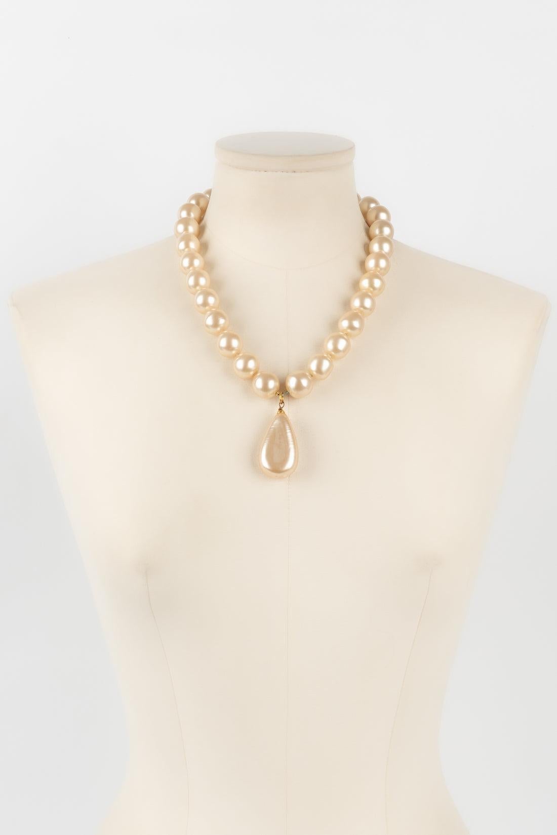 Chanel - (Made in France) Necklace with a golden metal fastener and costume pearls assembled with knots.

Additional information:
Condition: Very good condition
Dimensions: Length: 50 cm

Seller Reference: CB203
