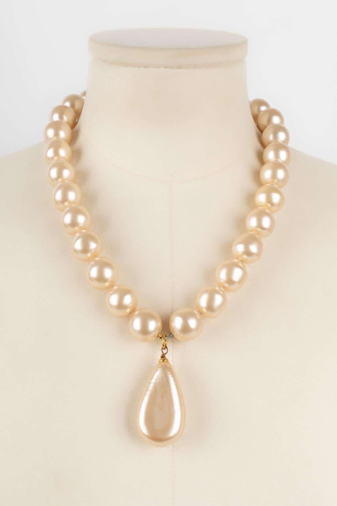 Chanel Necklace with Golden Metal Fastener and Costume Pearls In Excellent Condition For Sale In SAINT-OUEN-SUR-SEINE, FR