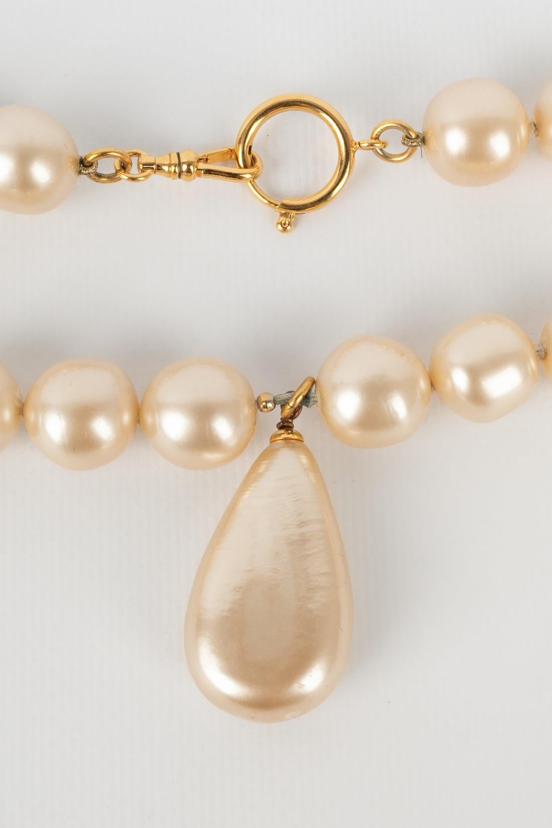 Women's Chanel Necklace with Golden Metal Fastener and Costume Pearls For Sale