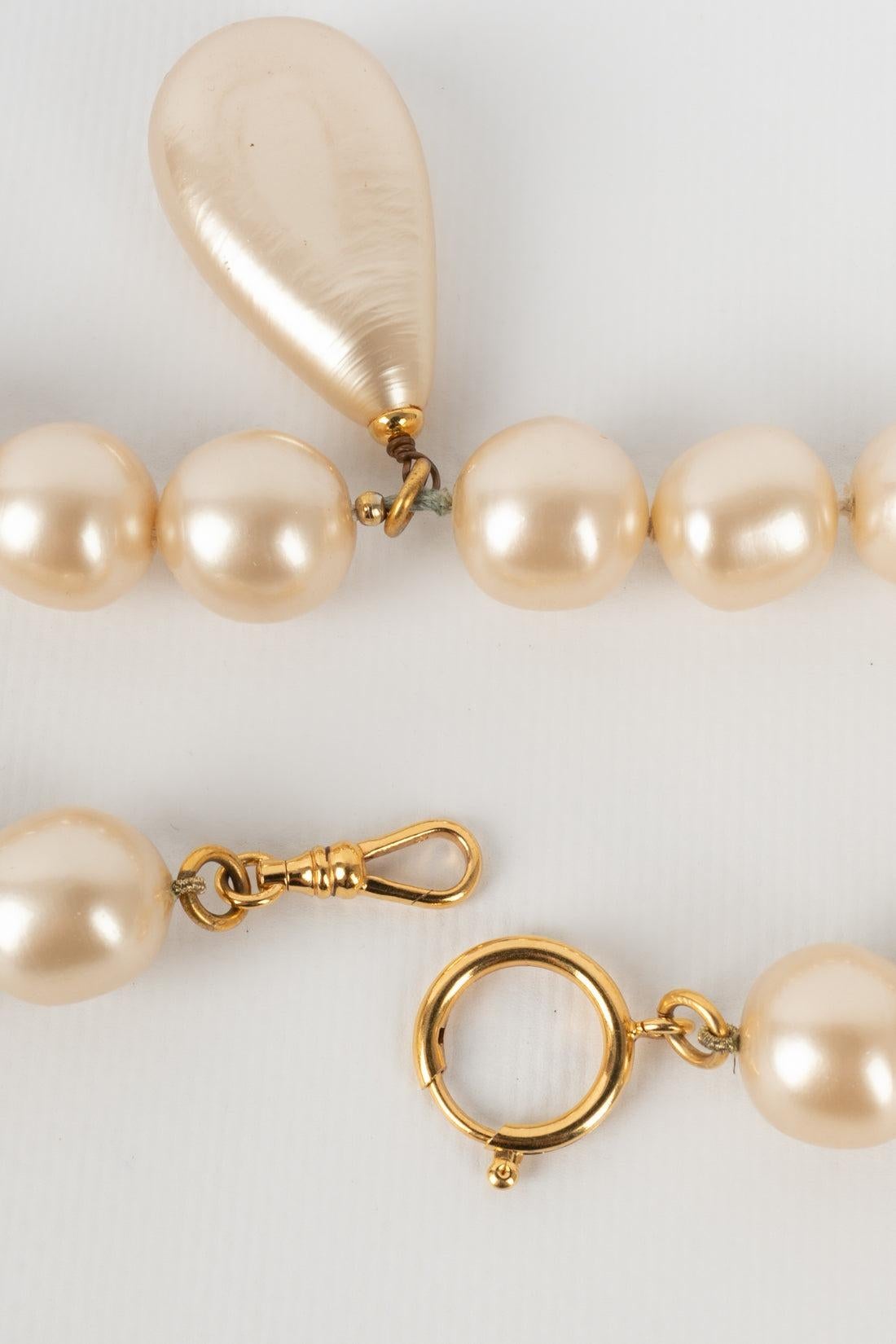 Chanel Necklace with Golden Metal Fastener and Costume Pearls For Sale 1