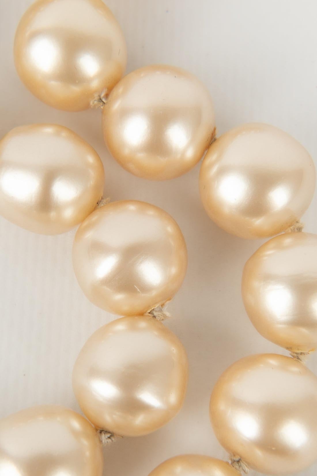 Chanel Necklace with Golden Metal Fastener and Costume Pearls For Sale 2