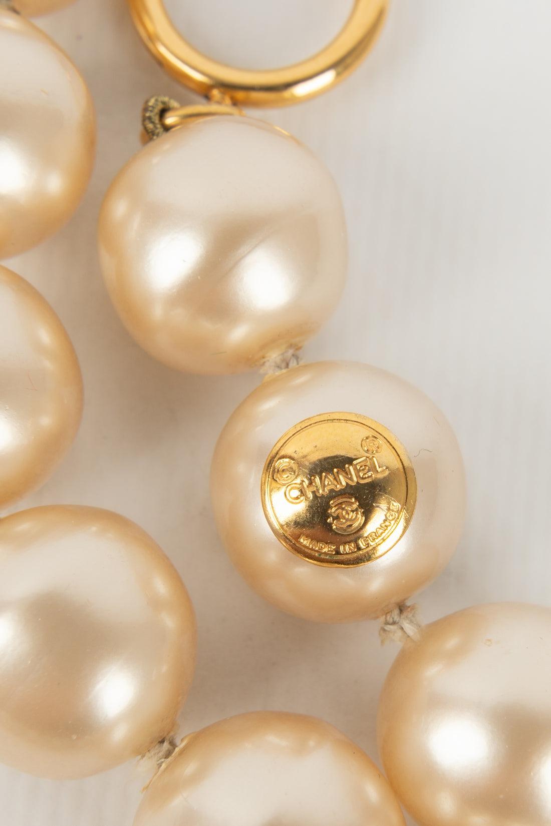 Chanel Collier d'attache en métal doré et perles fantaisie en vente 3