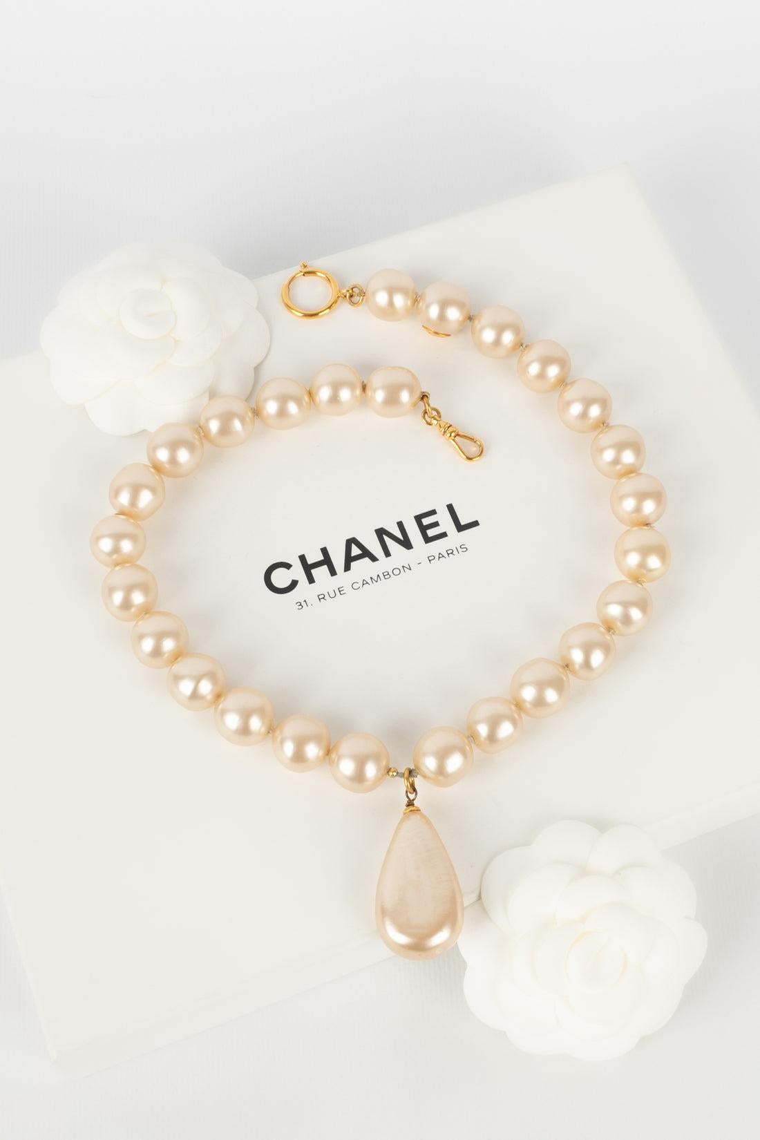 Chanel Necklace with Golden Metal Fastener and Costume Pearls For Sale 4