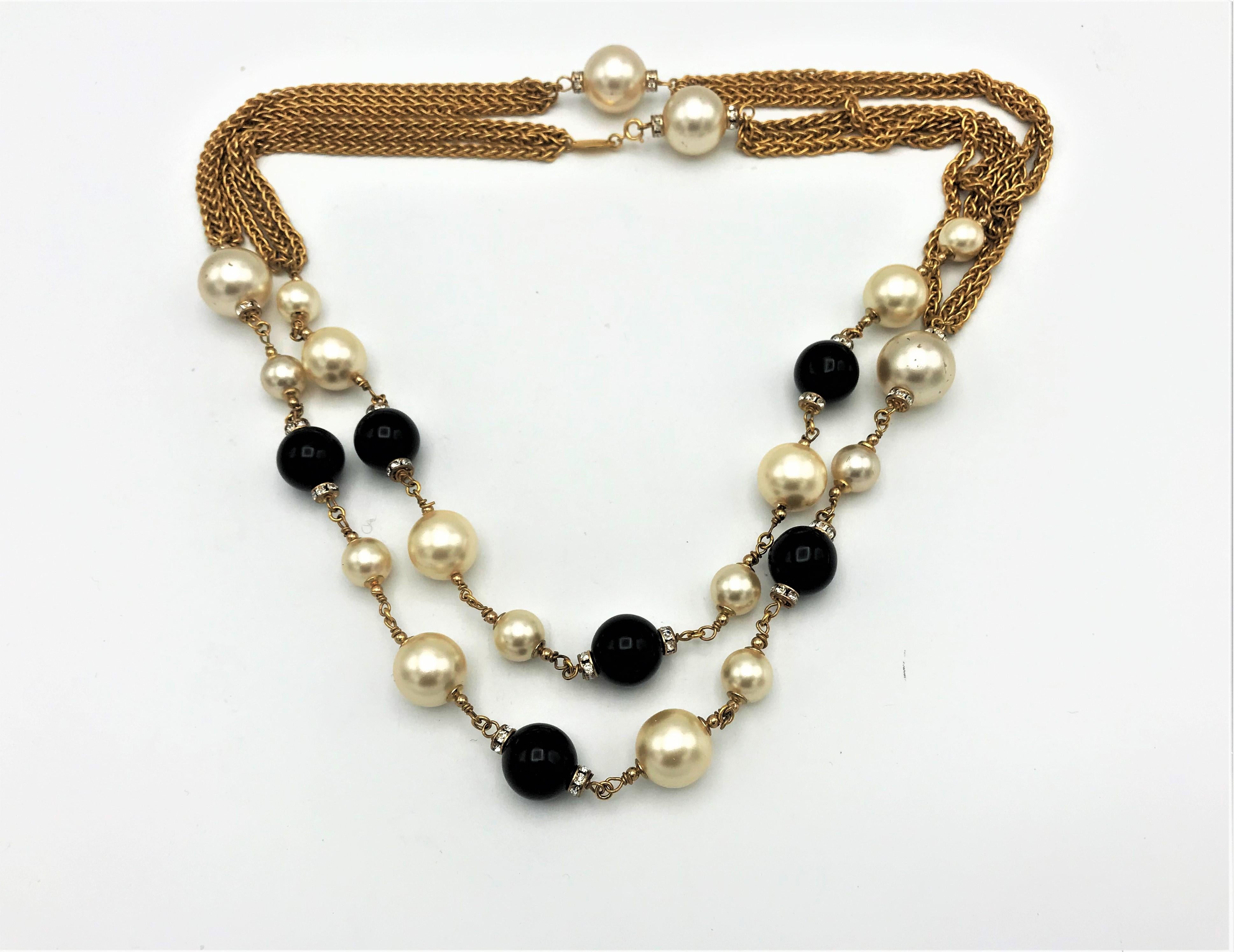 CHANEL Sautoir/collar (Made in France) compuesto por perlas hechas a mano y bolas negras de Gripoix París y con rondeles de brillantes y finas cadenas chapadas en oro entre ellas. 
Este sautoir Chanel se puede llevar en muchas ocasiones, ya sea