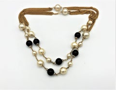 Chanel Necklace with imitation pearls and black Gripoix balls, signed 1990s