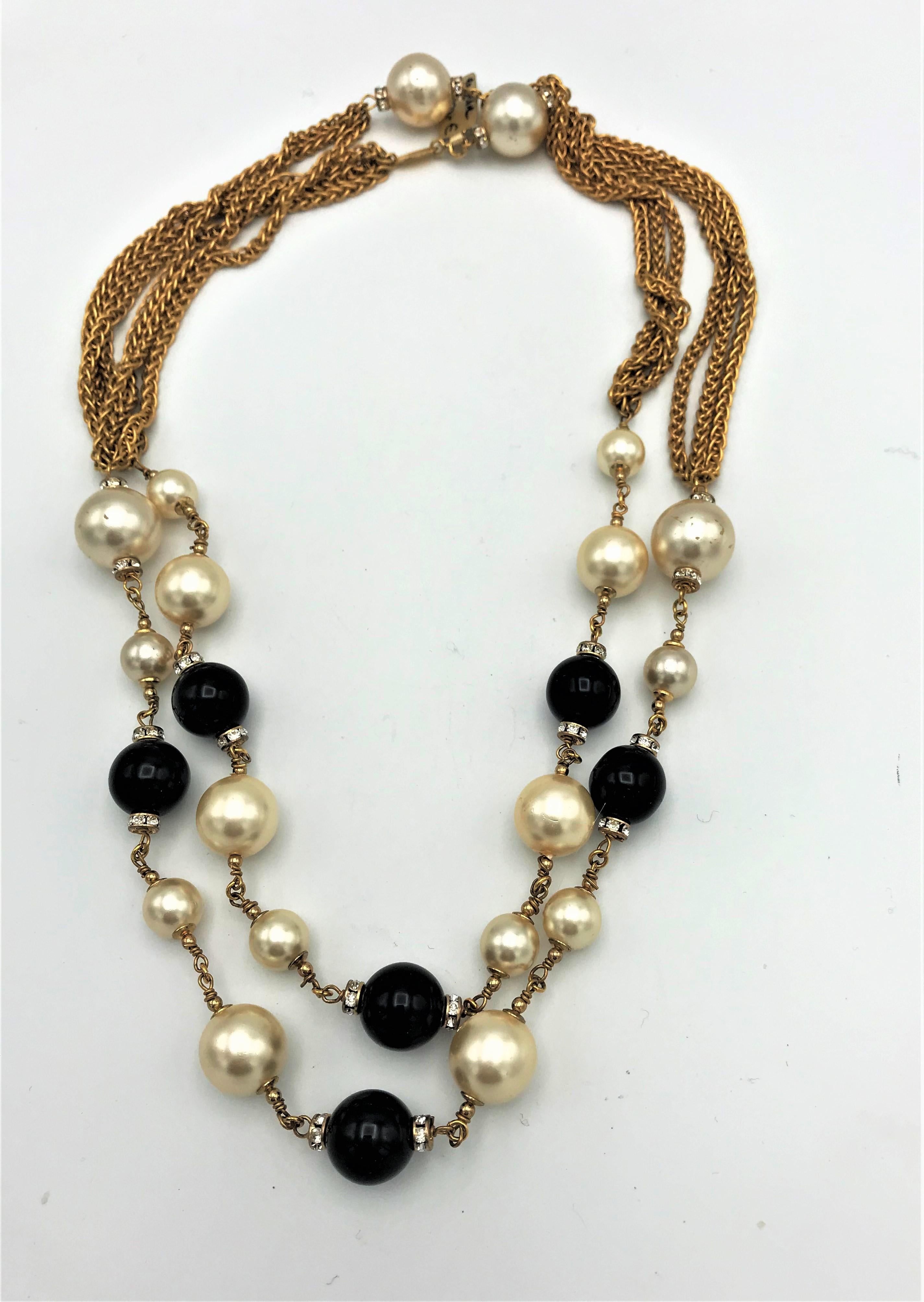 Collar Chanel con perlas de imitación y bolas Gripoix negras, firmado años 90 Corte redondo en venta