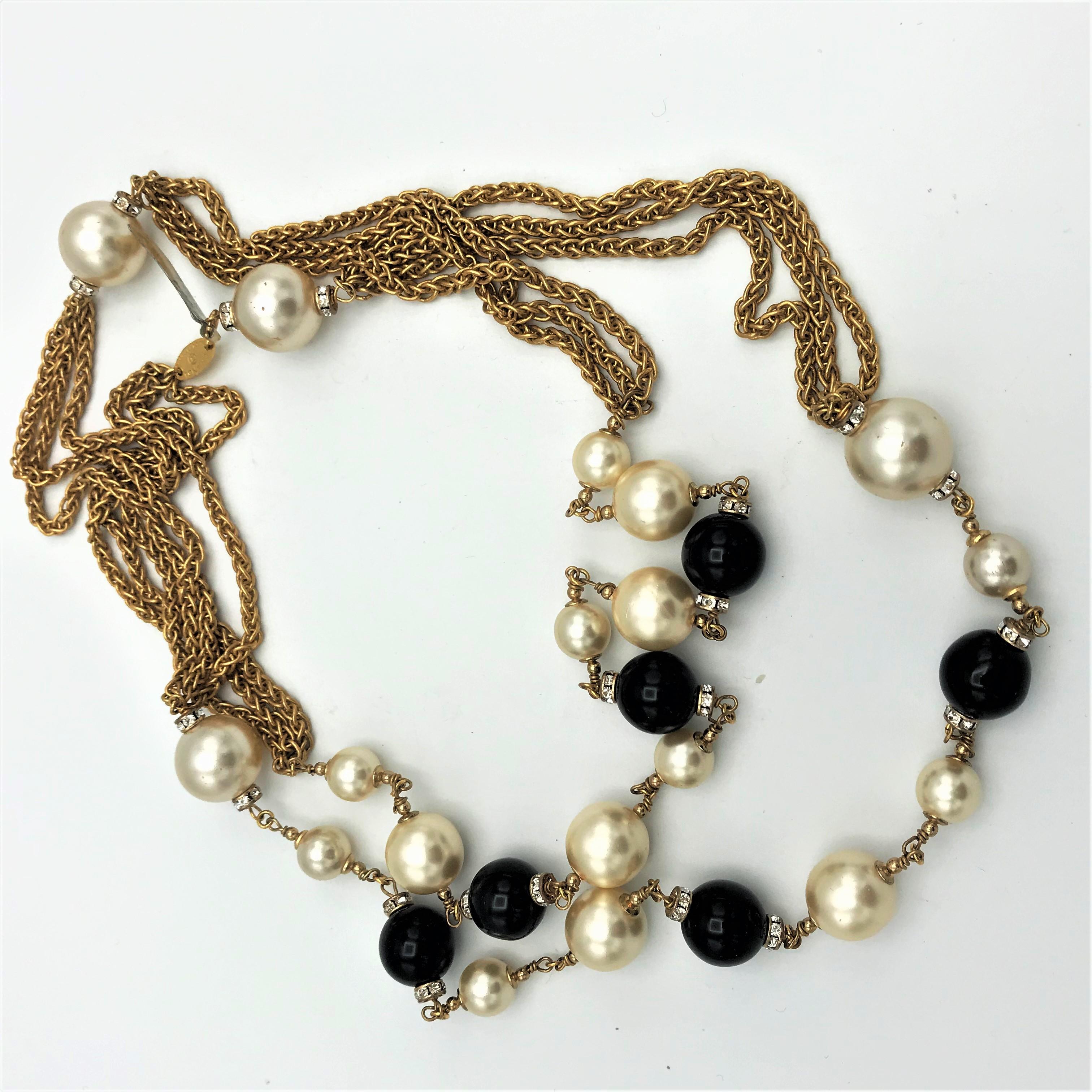 Collar Chanel con perlas de imitación y bolas Gripoix negras, firmado años 90 en Bueno estado para la venta en Stuttgart, DE