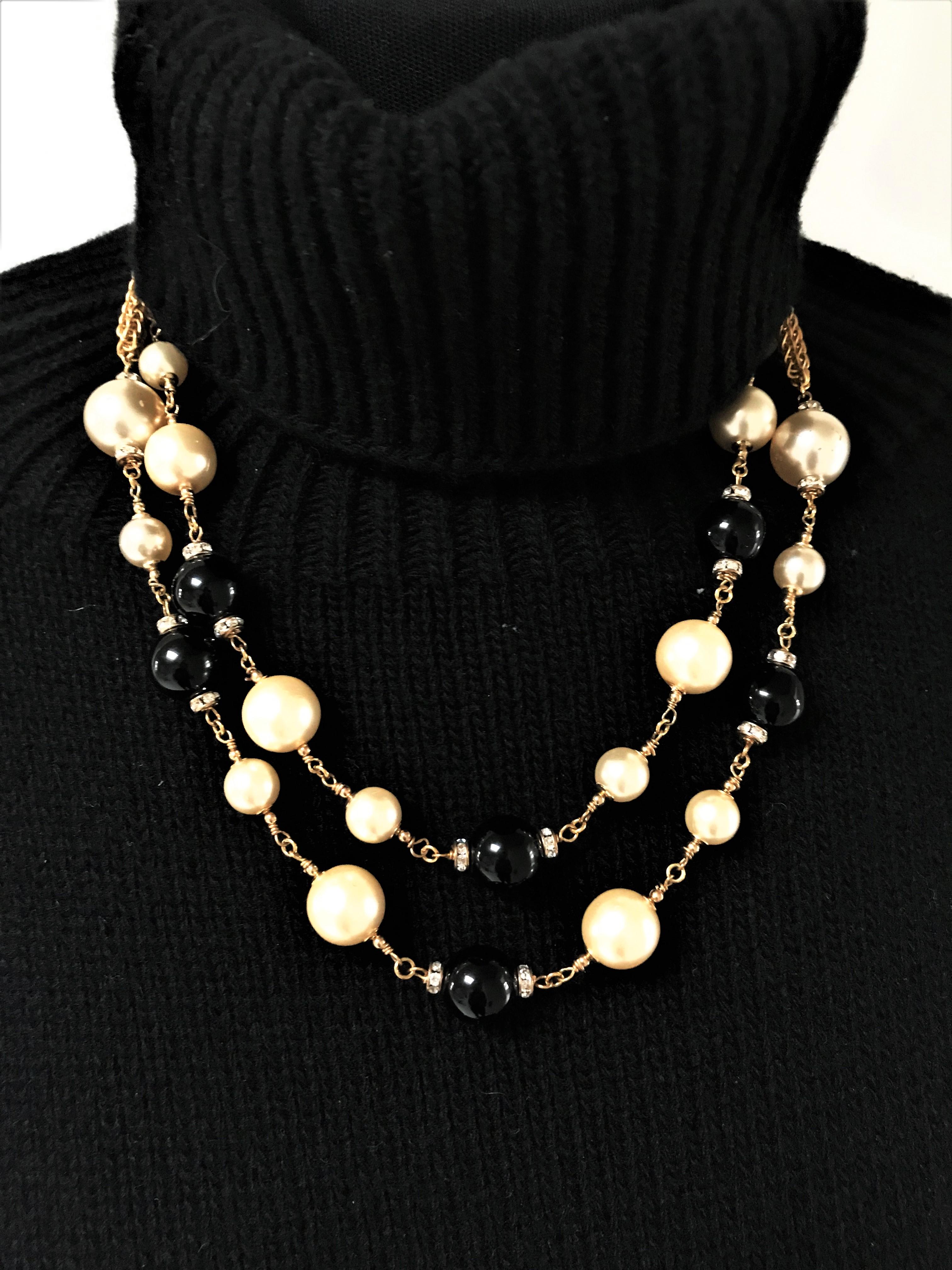 Collar Chanel con perlas de imitación y bolas Gripoix negras, firmado años 90 en venta 3