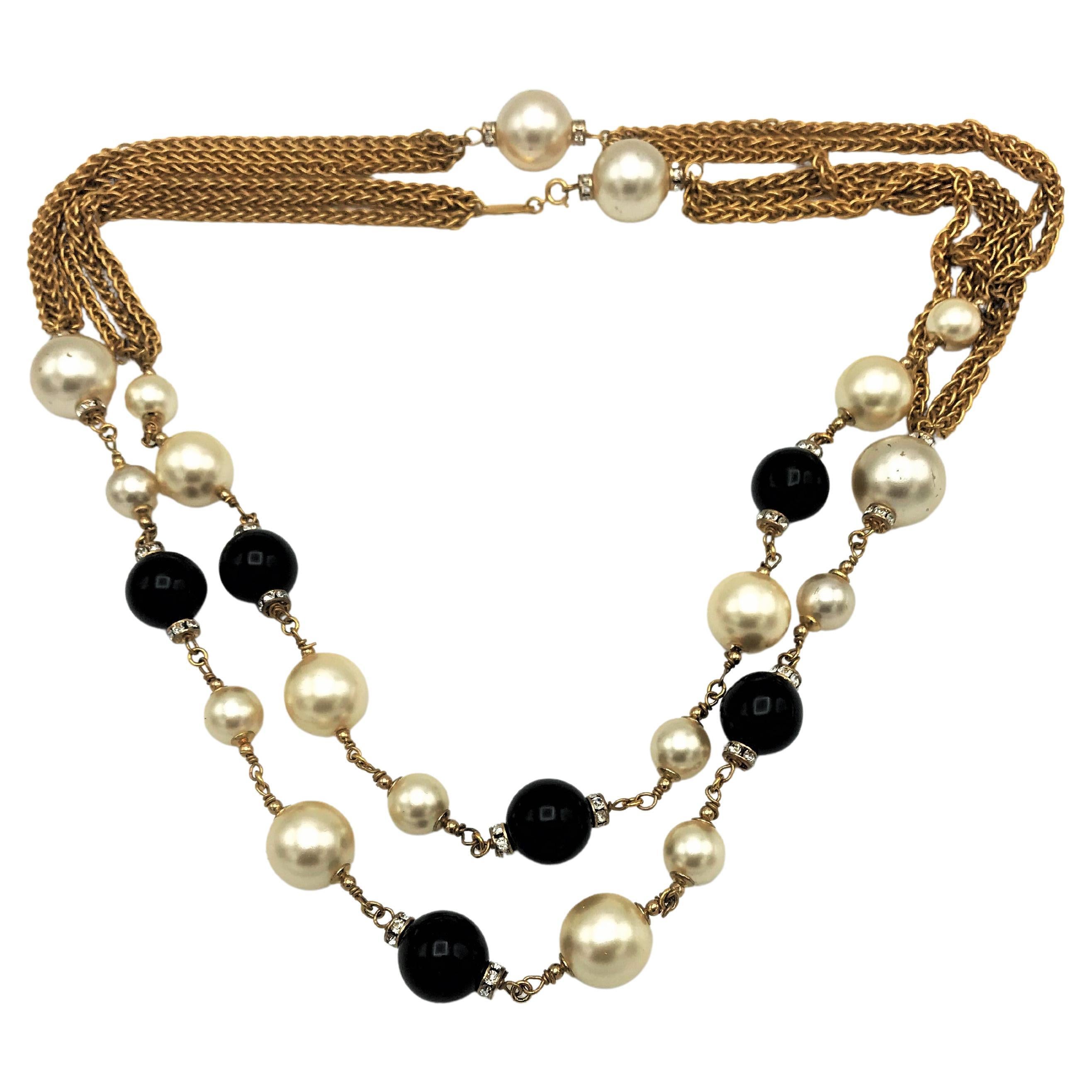 Collar Chanel con perlas de imitación y bolas Gripoix negras, firmado años 90