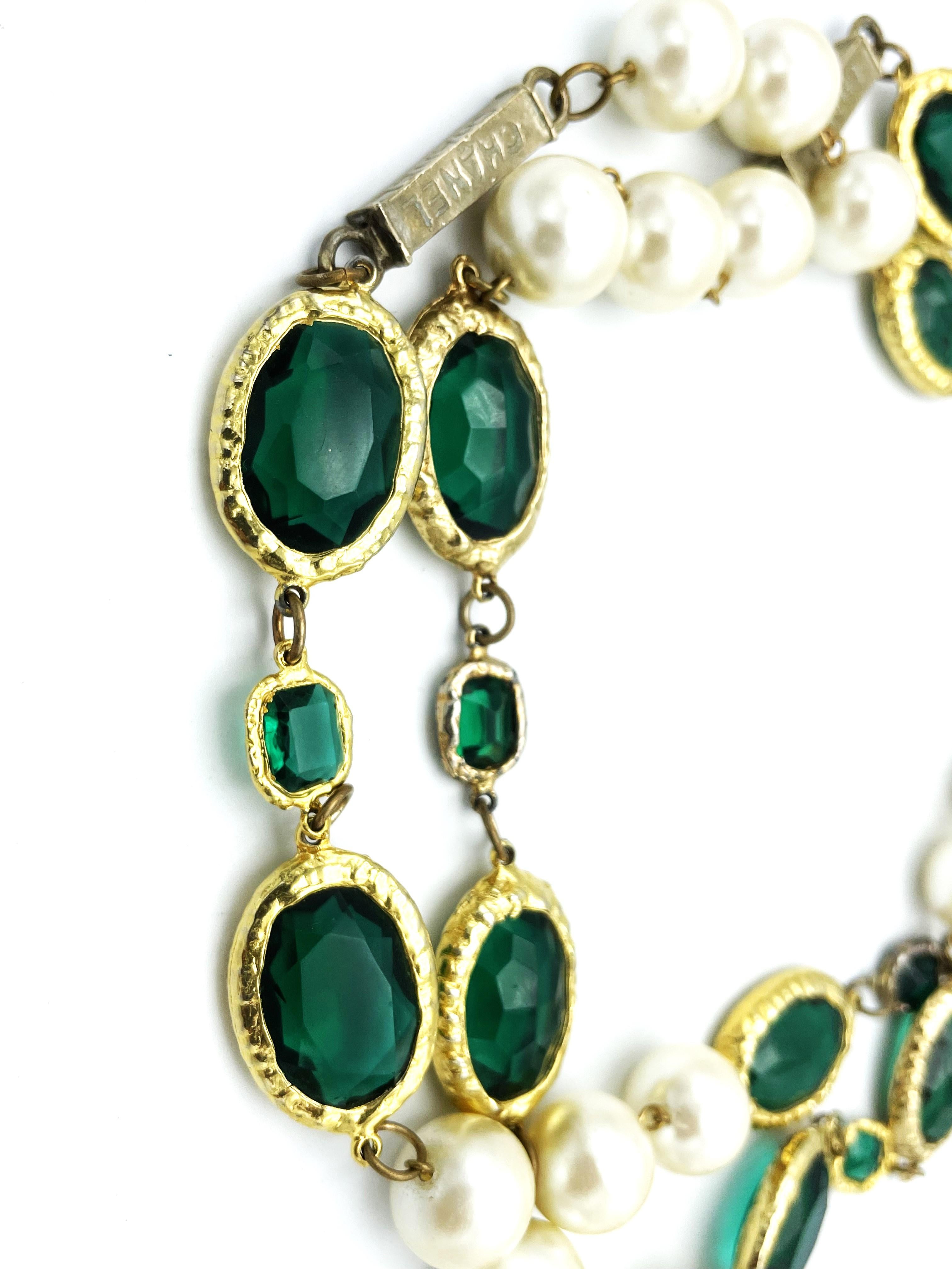 CHANEL NECKLACE with large oval cut green rhinestones and handmade pearls, 1980  For Sale 4