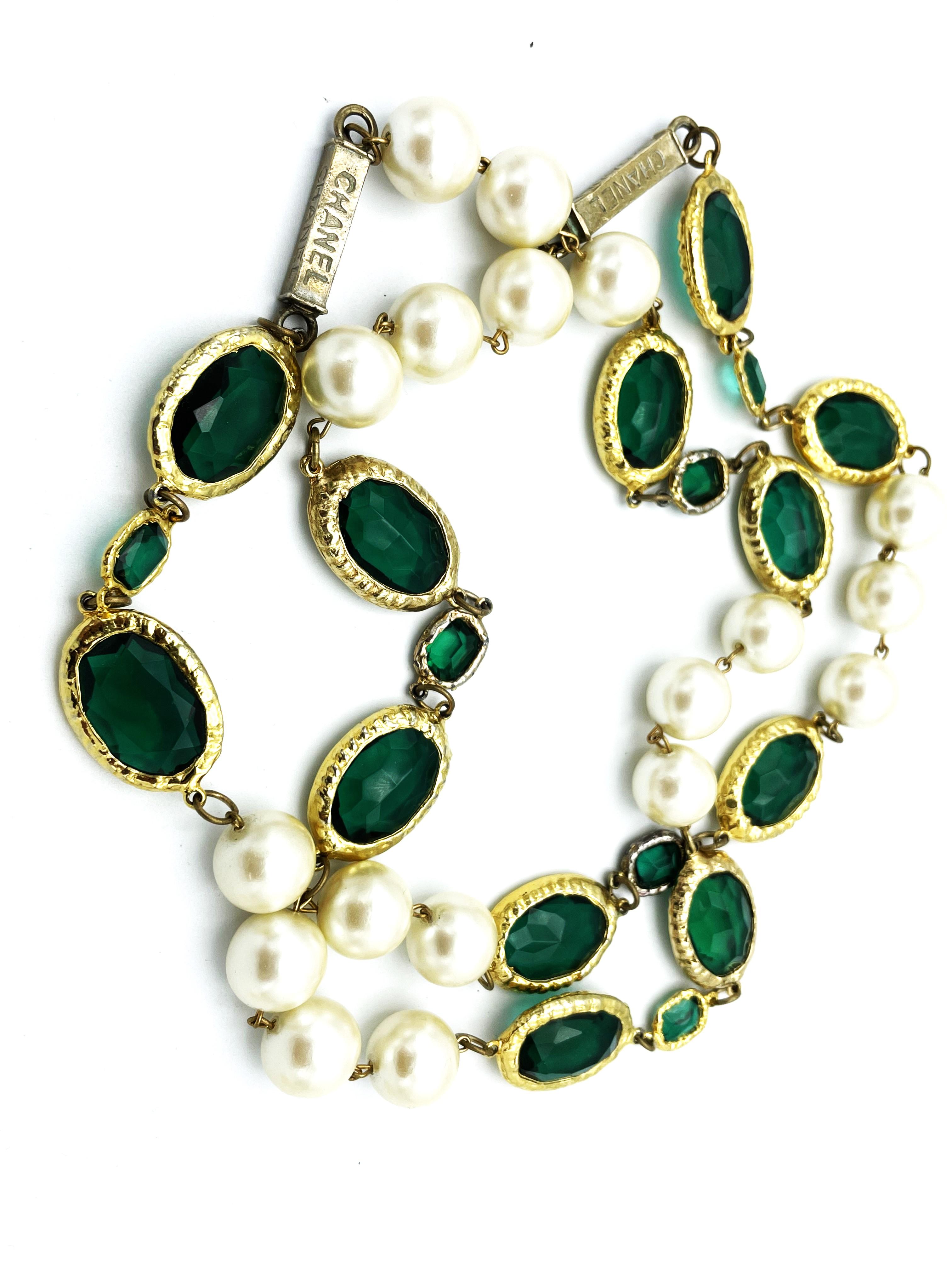 CHANEL NECKLACE with large oval cut green rhinestones and handmade pearls, 1980  For Sale 5