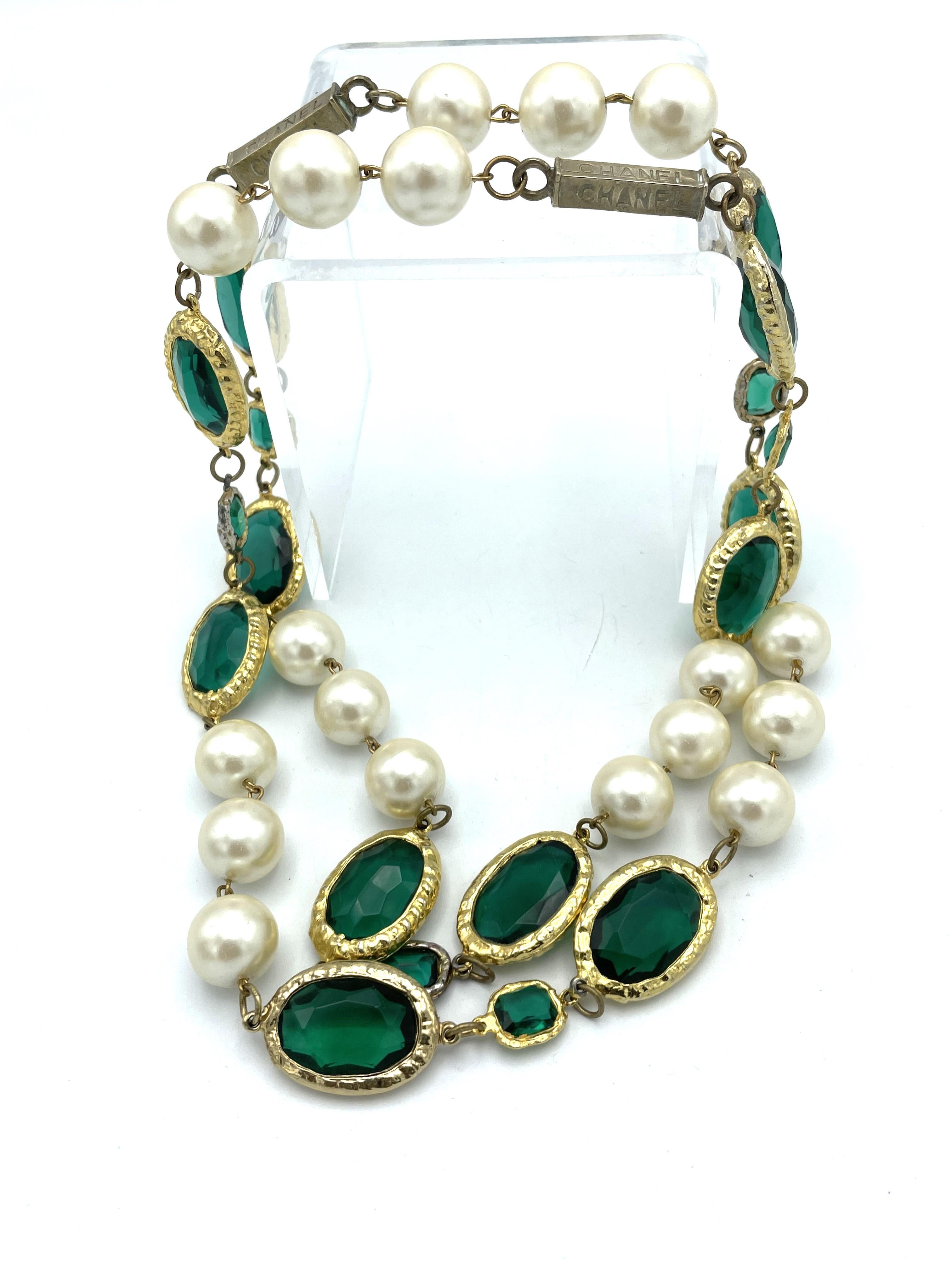 CHANEL NECKLACE with large oval cut green rhinestones and handmade pearls, 1980  For Sale 6