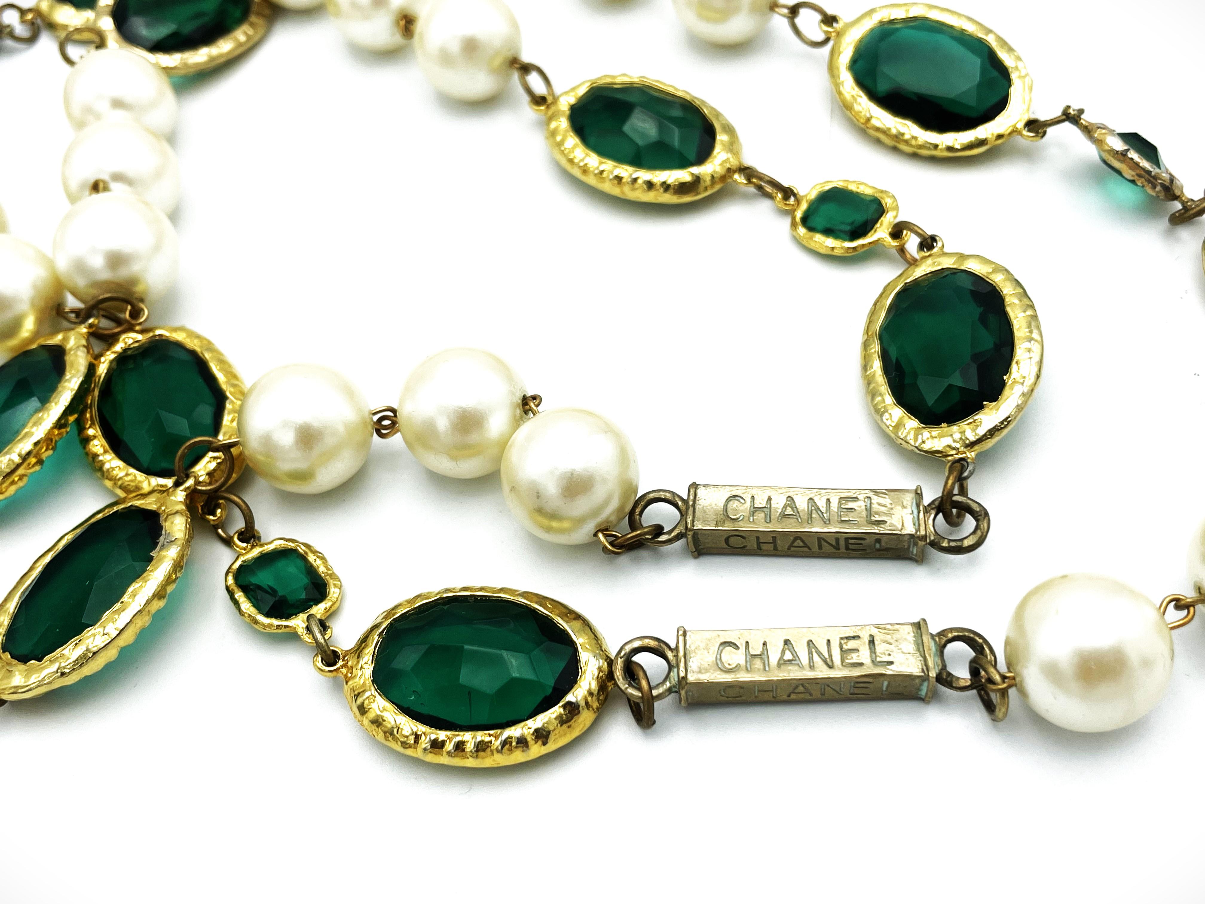 Oval Cut CHANEL NECKLACE with large oval cut green rhinestones and handmade pearls, 1980  For Sale