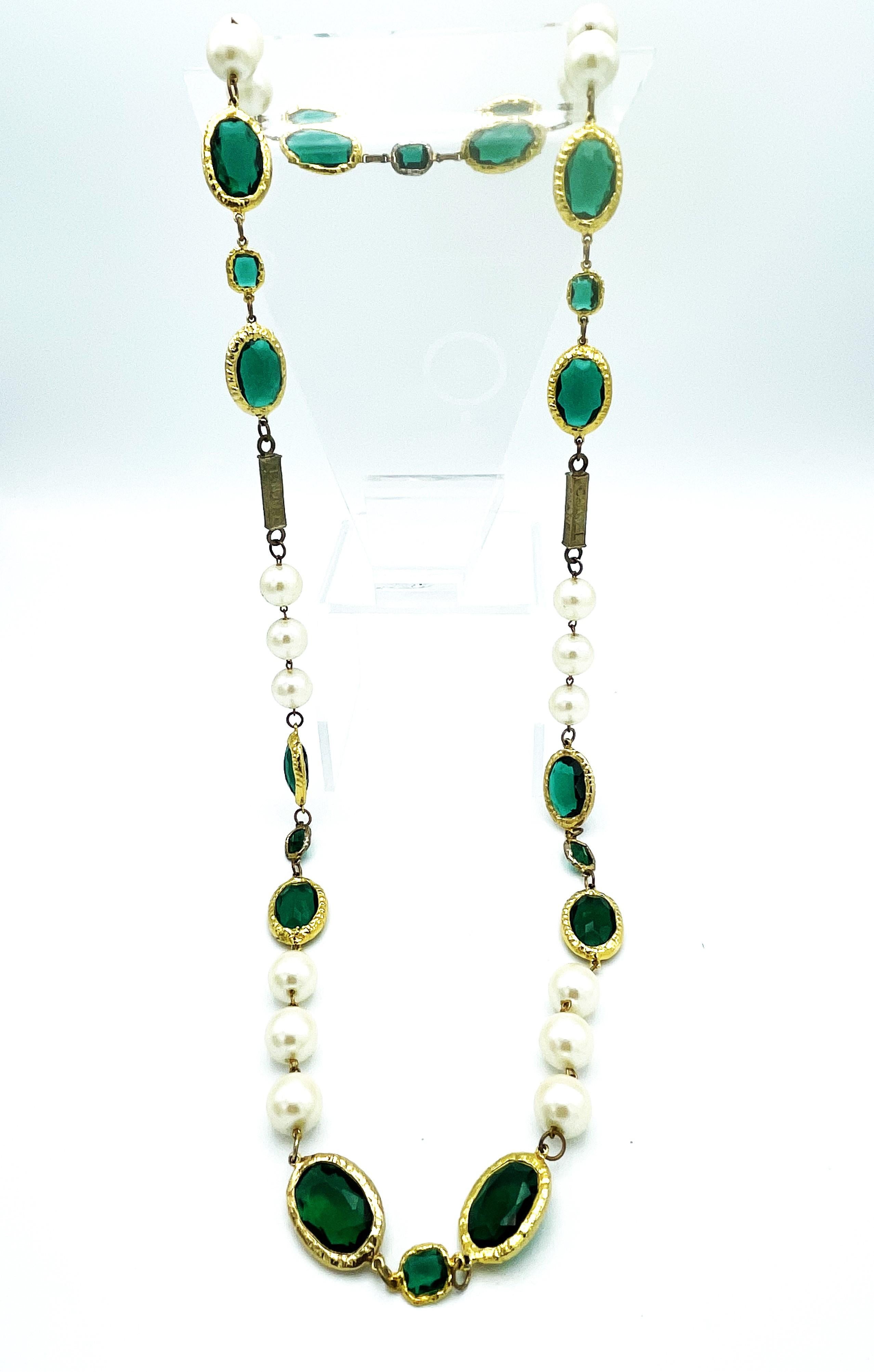 CHANEL NECKLACE with large oval cut green rhinestones and handmade pearls, 1980  In Good Condition For Sale In Stuttgart, DE