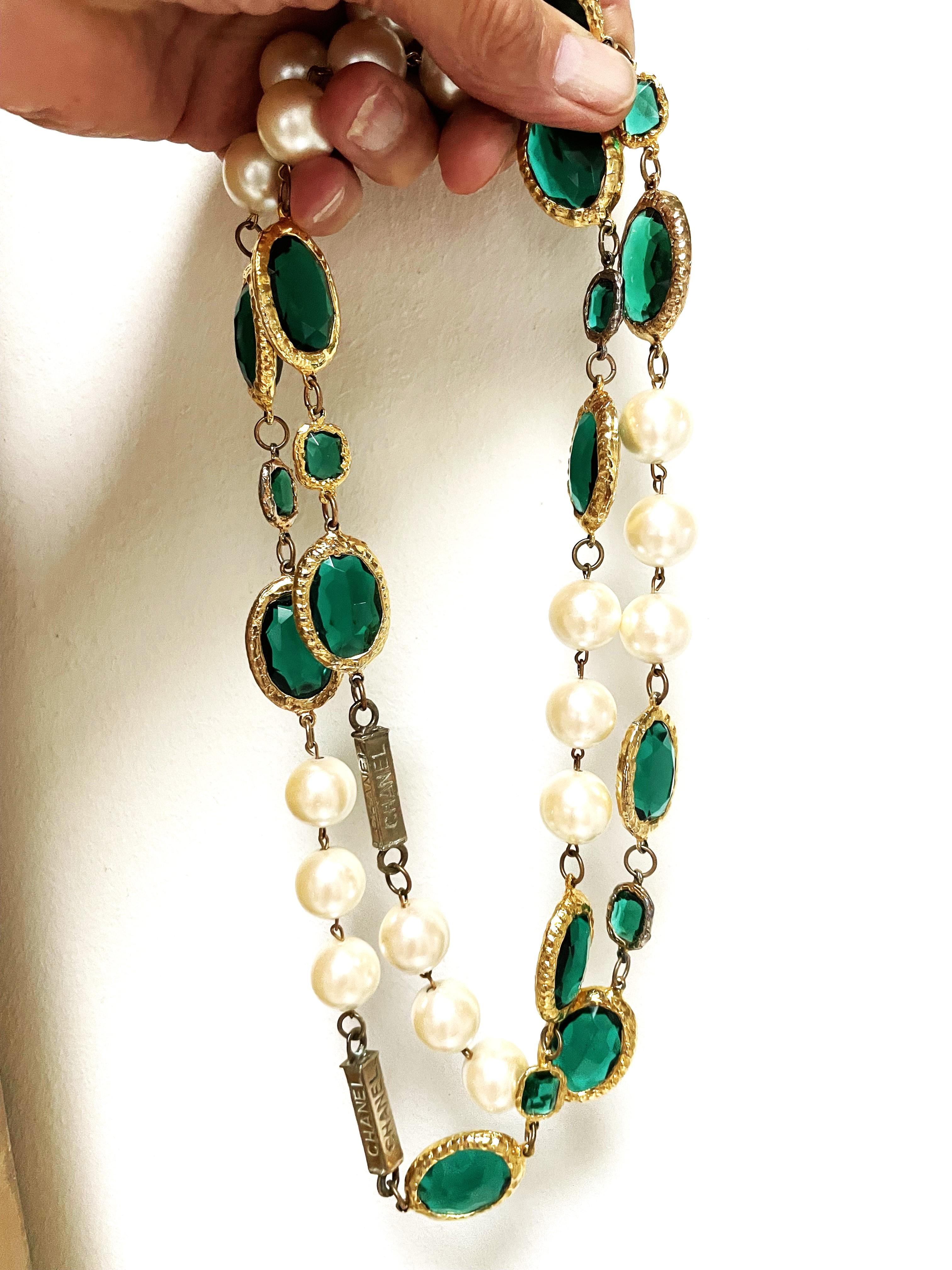 CHANEL NECKLACE with large oval cut green rhinestones and handmade pearls, 1980  For Sale 1