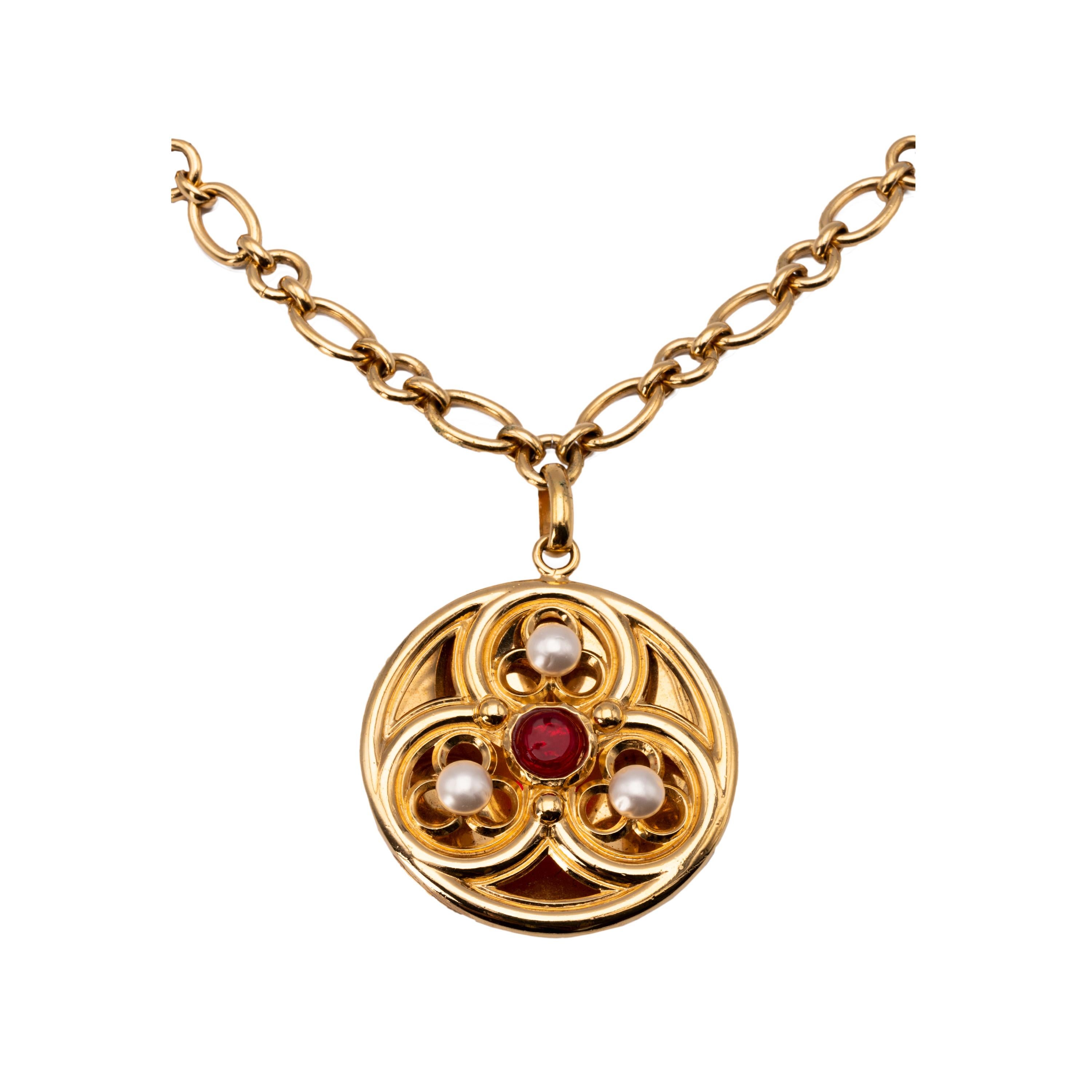 Collana Chanel placcata oro, a catena, medaglione in stile gotico con gemme sintetiche e perle.

È disponibile l'opzione NFT. Scopri di più.

Autenticità del prodotto assicurata: Questo prodotto è fornito da un partner rinomato e affidabile.

Con