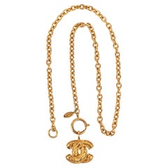 Collar Chanel con colgante CC acolchado, años 90