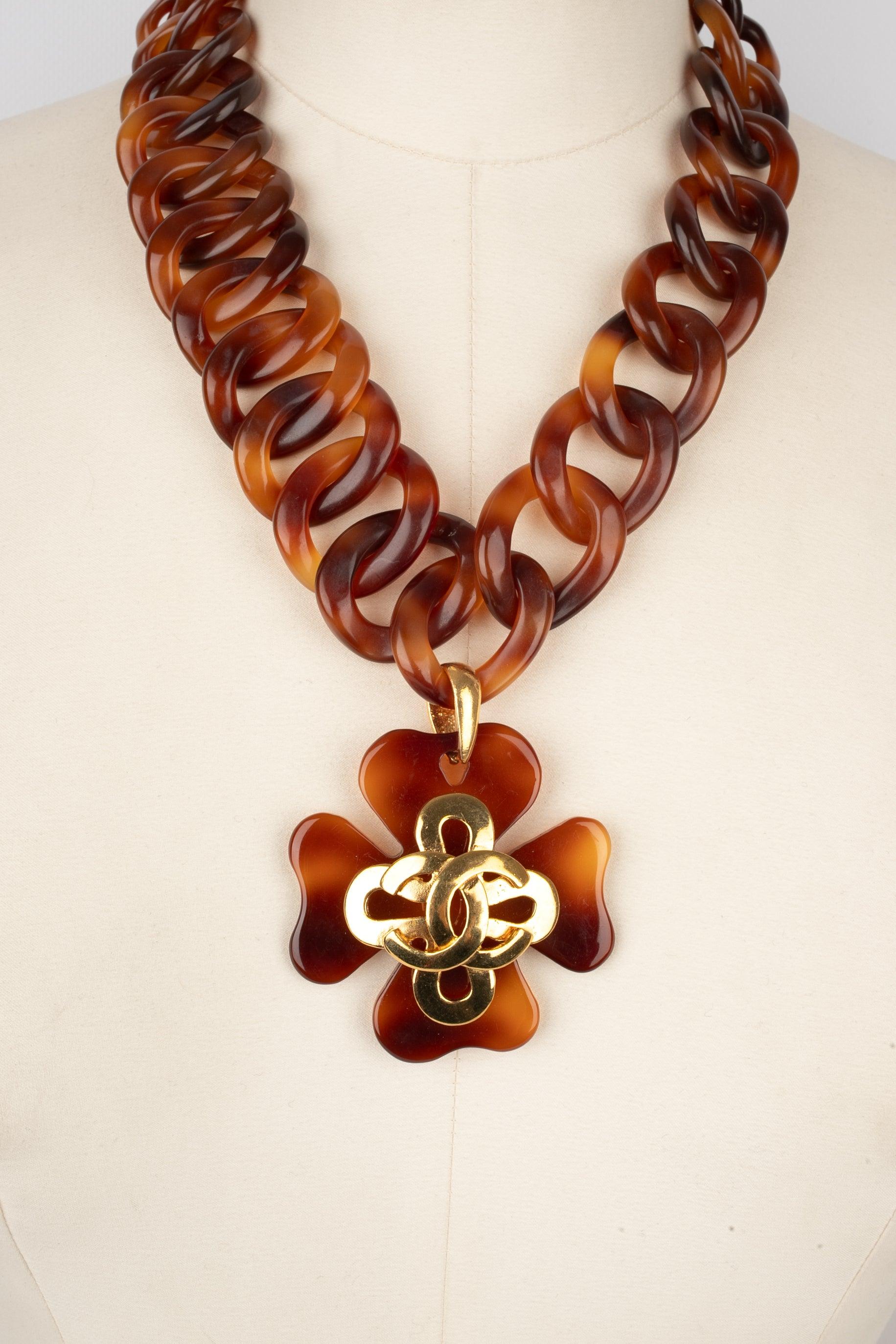 Collana Chanel in bachelite con guscio di tartufo, 1995 In condizioni ottime in vendita a SAINT-OUEN-SUR-SEINE, FR