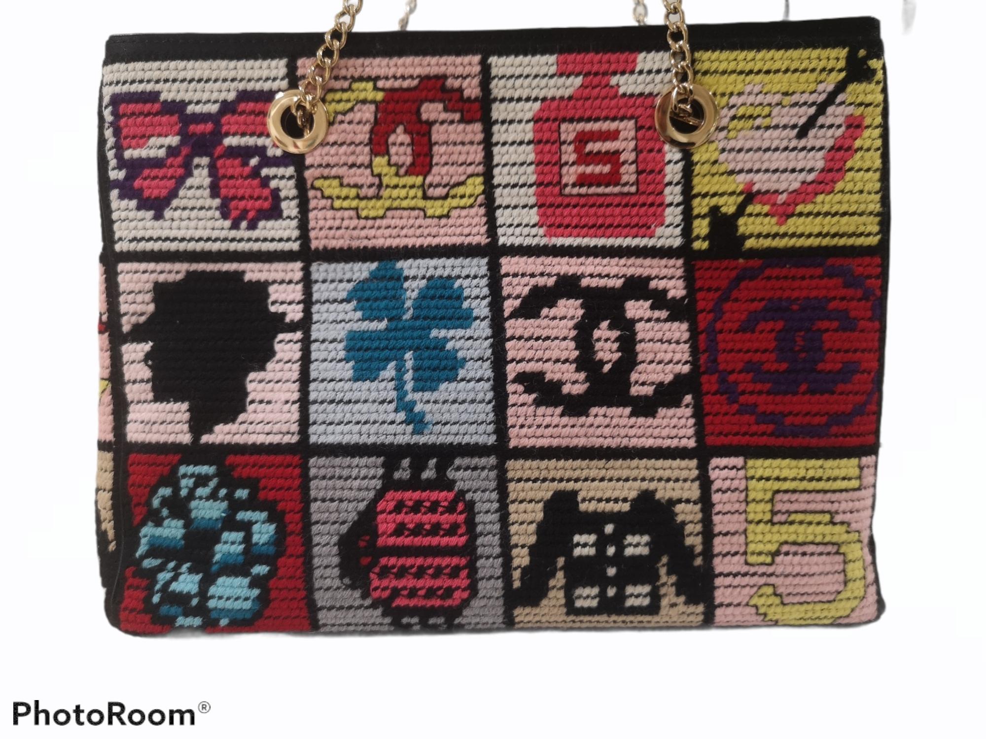 Chanel needlepoint symbols multicoloured shoulder bag 
Black leather, multicoloured needlepoint, gold tone hardware, cc logo
Measurements: 29 * 22 cm, depth 7 cm