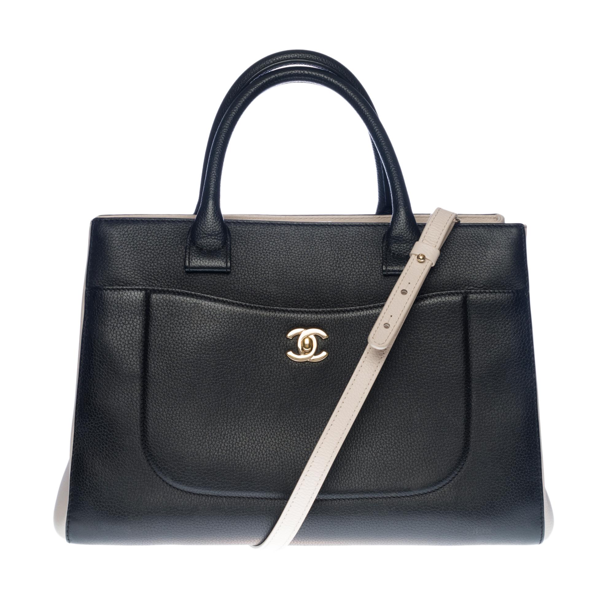 Beautiful Chanel Cabas Neo Executive Tote bag in black and cream grained leather, champagne metal hardware, double black leather handles and a removable and adjustable cream leather shoulder strap allowing for hand, shoulder and shoulder strap