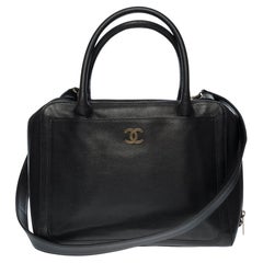 Chanel - Sac fourre-tout Neo Executive avec bandoulière en cuir grainé noir, SHW