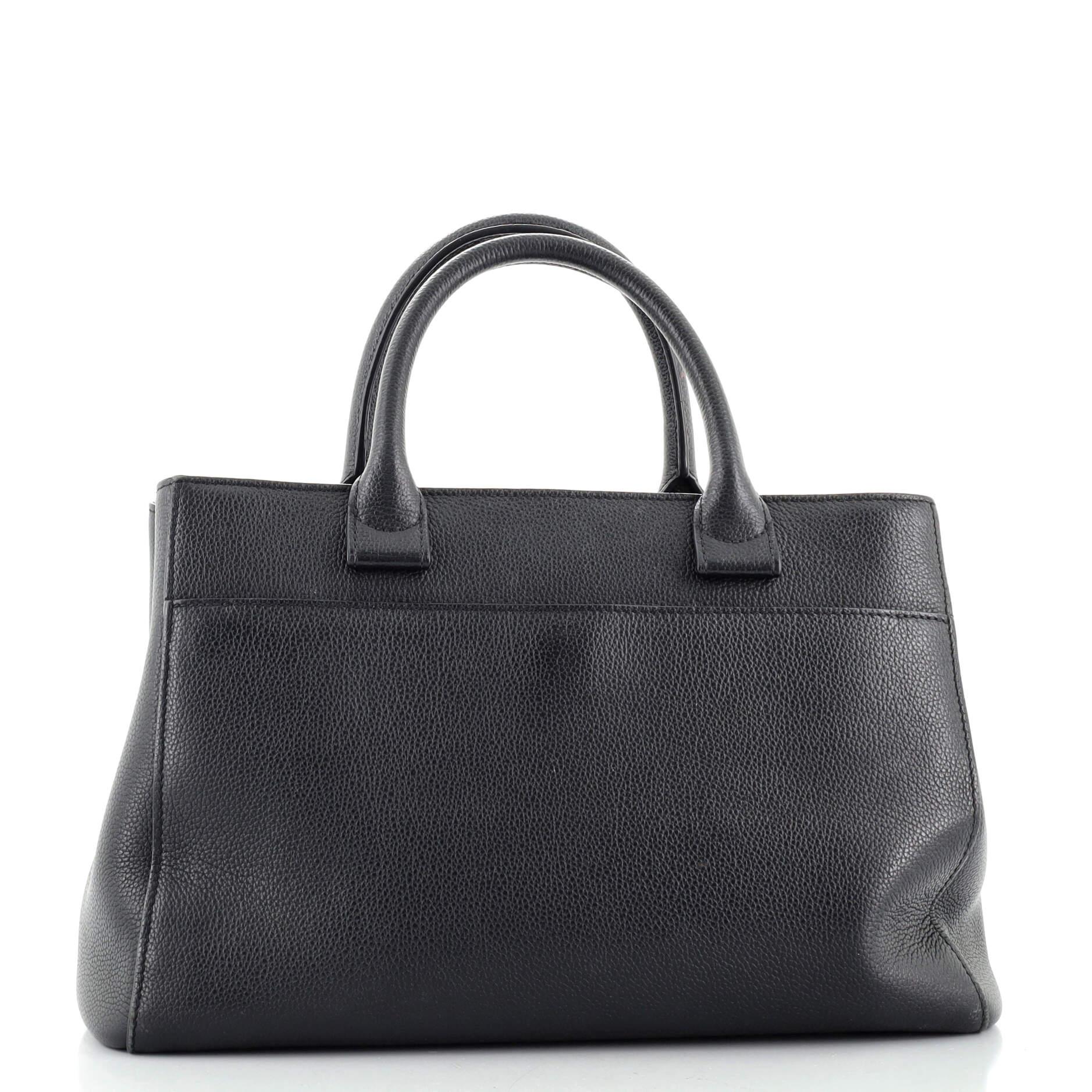 Chanel Neo Executive Tragetasche aus genarbtem Kalbsleder Medium (Schwarz)