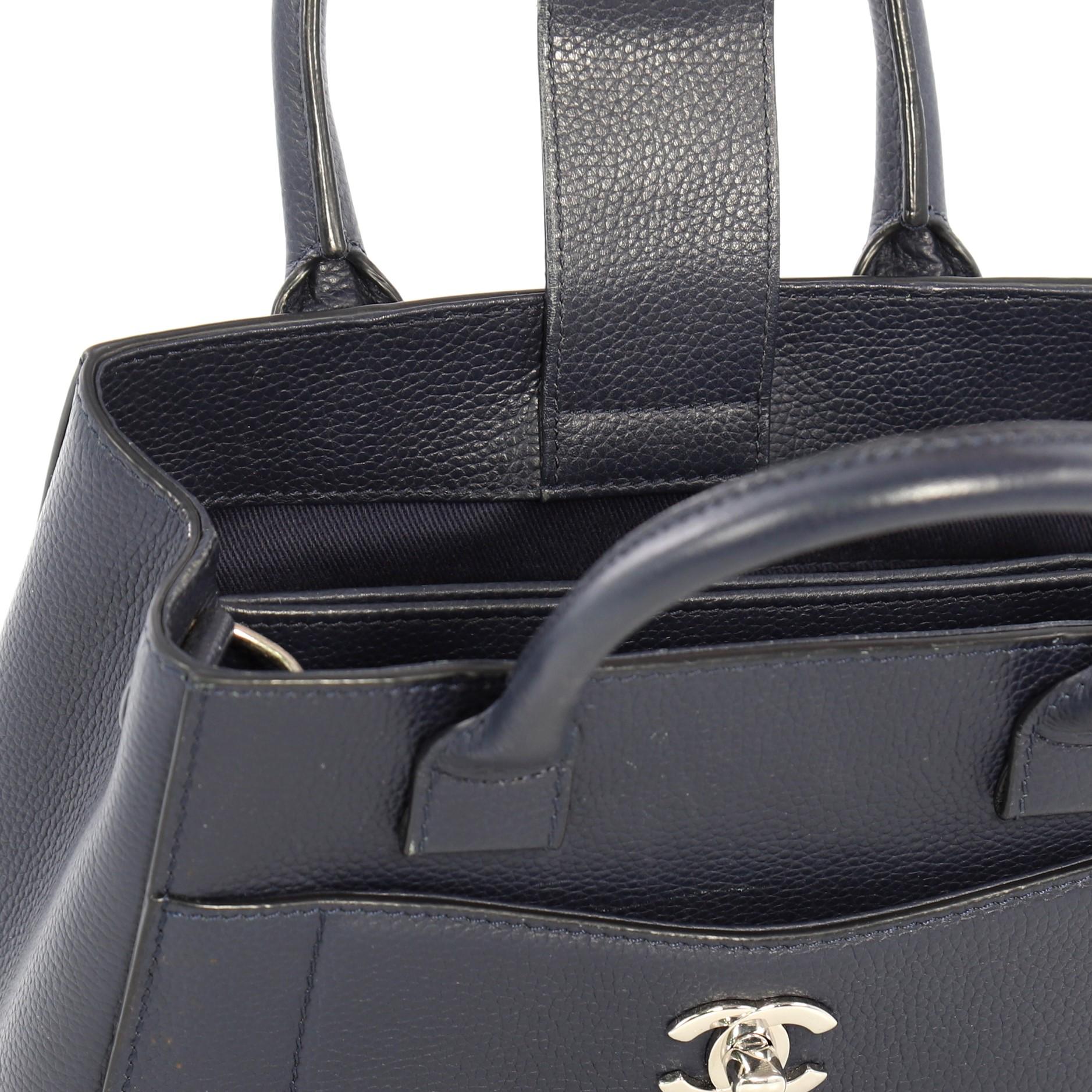 Chanel Neo Executive Tote Mini en cuir de veau grainé 2