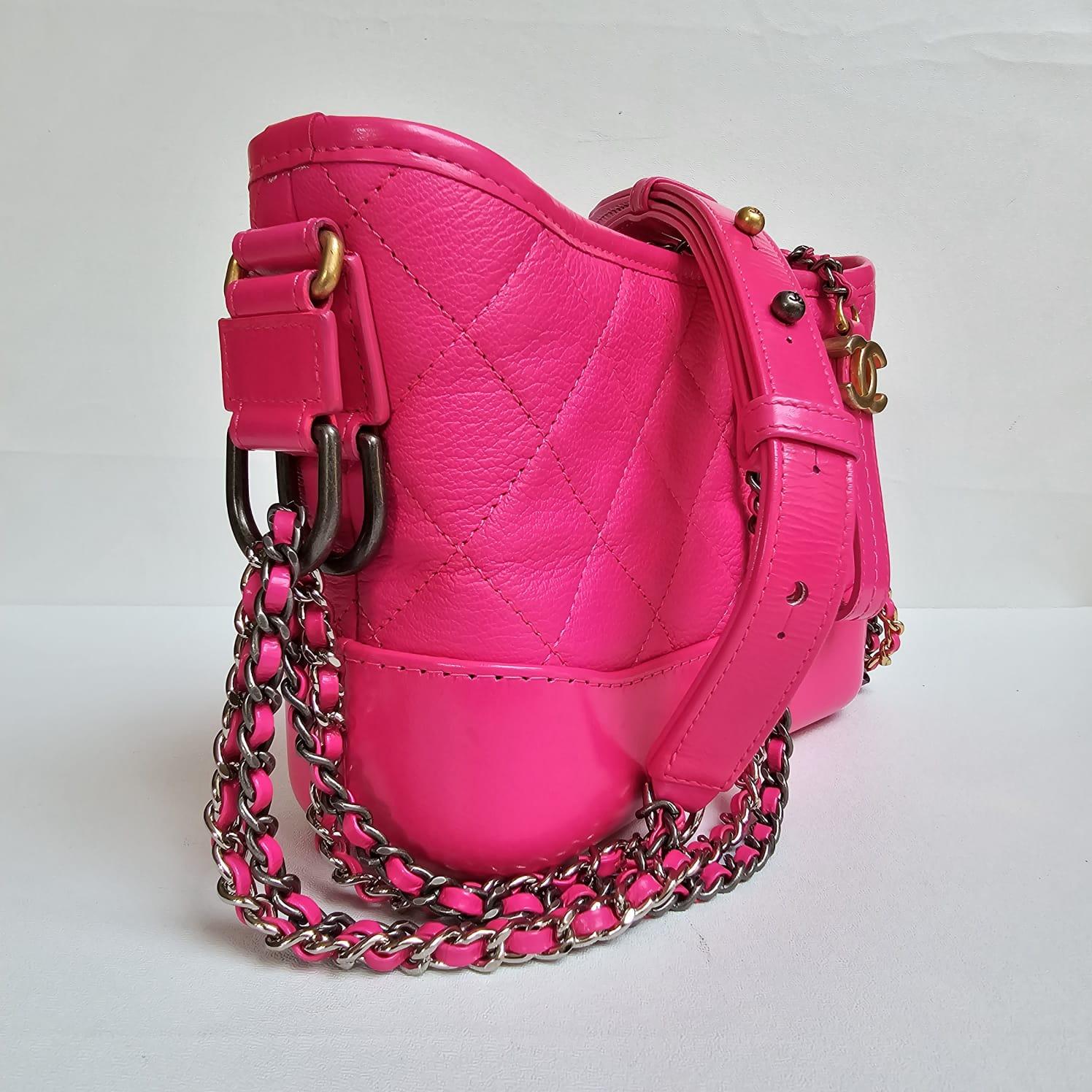 Chanel Kleine Gabrielle-Tasche in Neonrosa im Angebot 10
