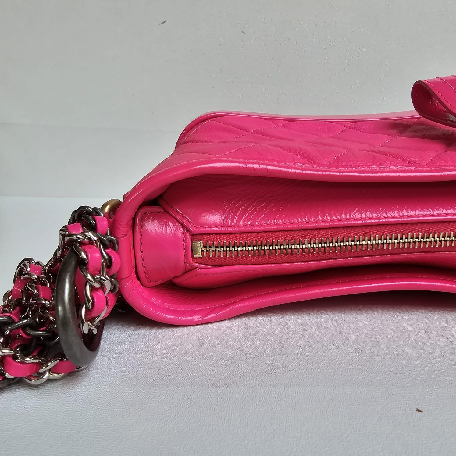 Chanel Kleine Gabrielle-Tasche in Neonrosa im Angebot 2