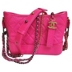 Chanel Kleine Gabrielle-Tasche in Neonrosa