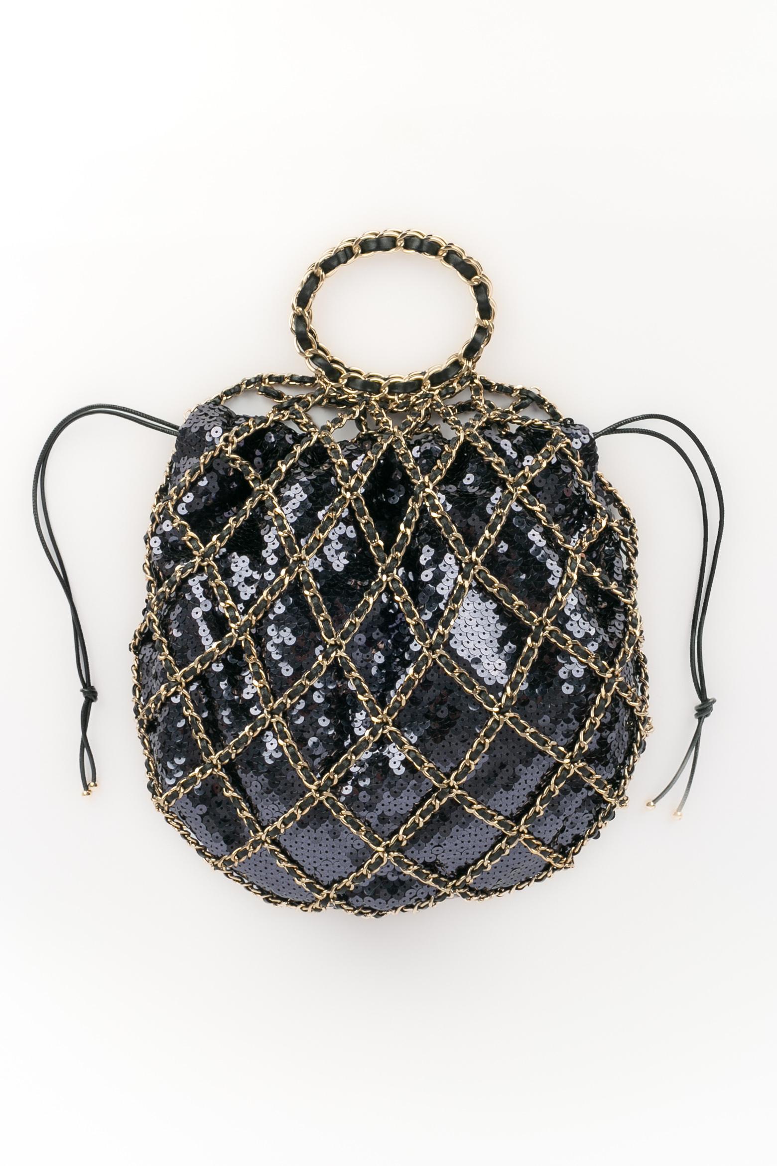 CHANEL - (Made in Italy) Golden metal and black lamb leather net bag with a sequined purse. 2021 'Paris-Chenonceau' Collection under the artistic direction of Virginie Viard.

Condition:
Very good condition

Dimensions:
Height: 45 cm - Width: 44 cm