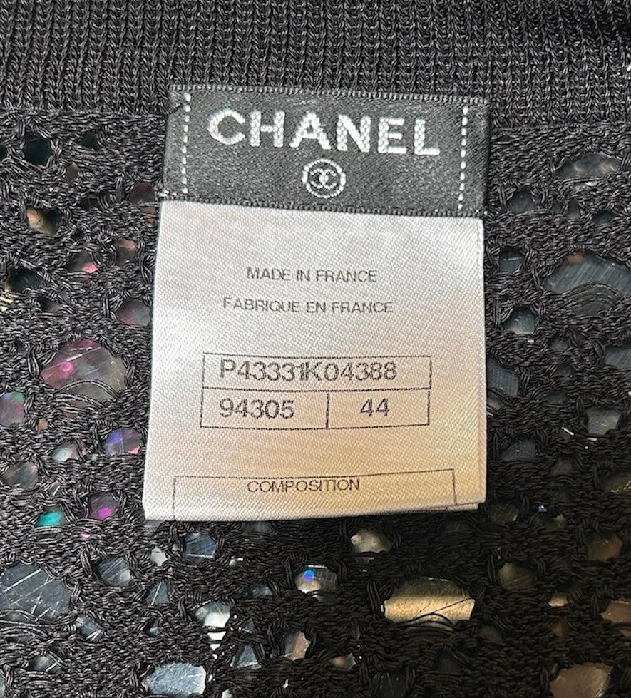CHANEL Cárdigan negro de punto de red con botones con logotipo, Años 2000 en Nuevo estado para la venta en Los Angeles, CA