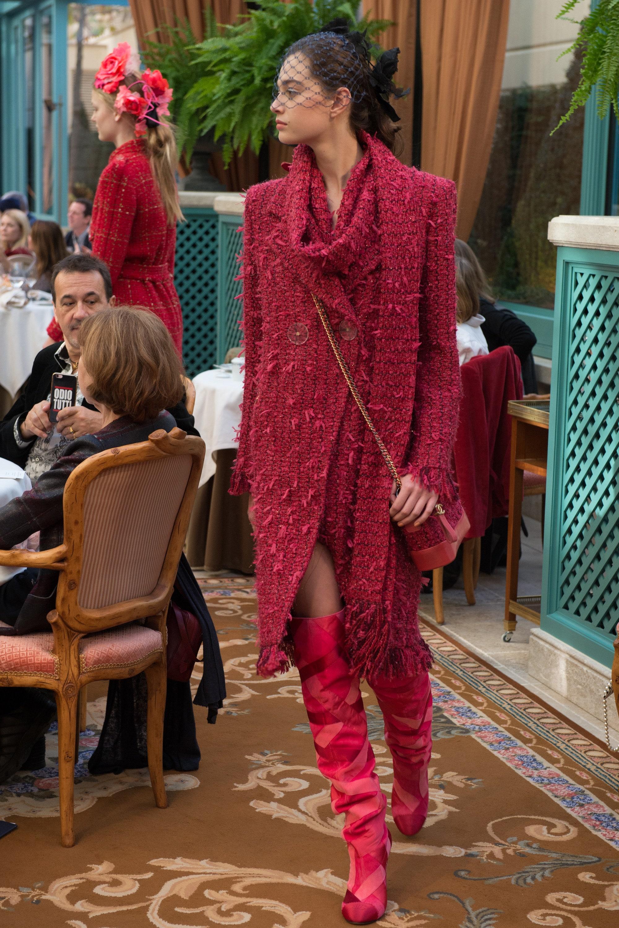 Superbe veste en tweed à ruban framboise de Chanel présentée lors du défilé de Metier d'Art Paris / Cosmopolite  Collectional, 2017 Pre-Fall, 17A
- super belle teinte de couleur baie - pas brillante mais très agréable à l'oeil !
- double rangée de